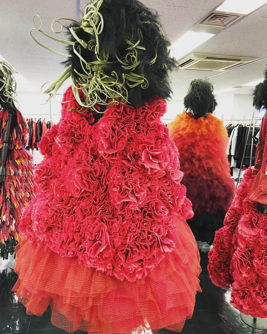 のインスタグラム：「noir kei ninomiya × 東信 2020 FALL WINTER EXHIBITION  @noirkeininomiya  #tokyo #japan #fashion #mode #ノワールケイニノミヤ #noirkeininomiya #2020fw #ファッション#東京」