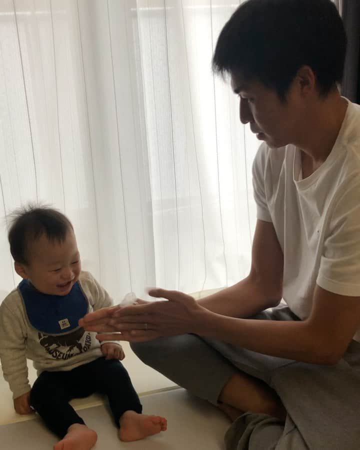 丸山祐市のインスタグラム：「そんなに笑う？😅 笑い方の癖やばいw その笑顔に癒されてるけど🥰  #おうち時間 #stayhome #丸山祐市」