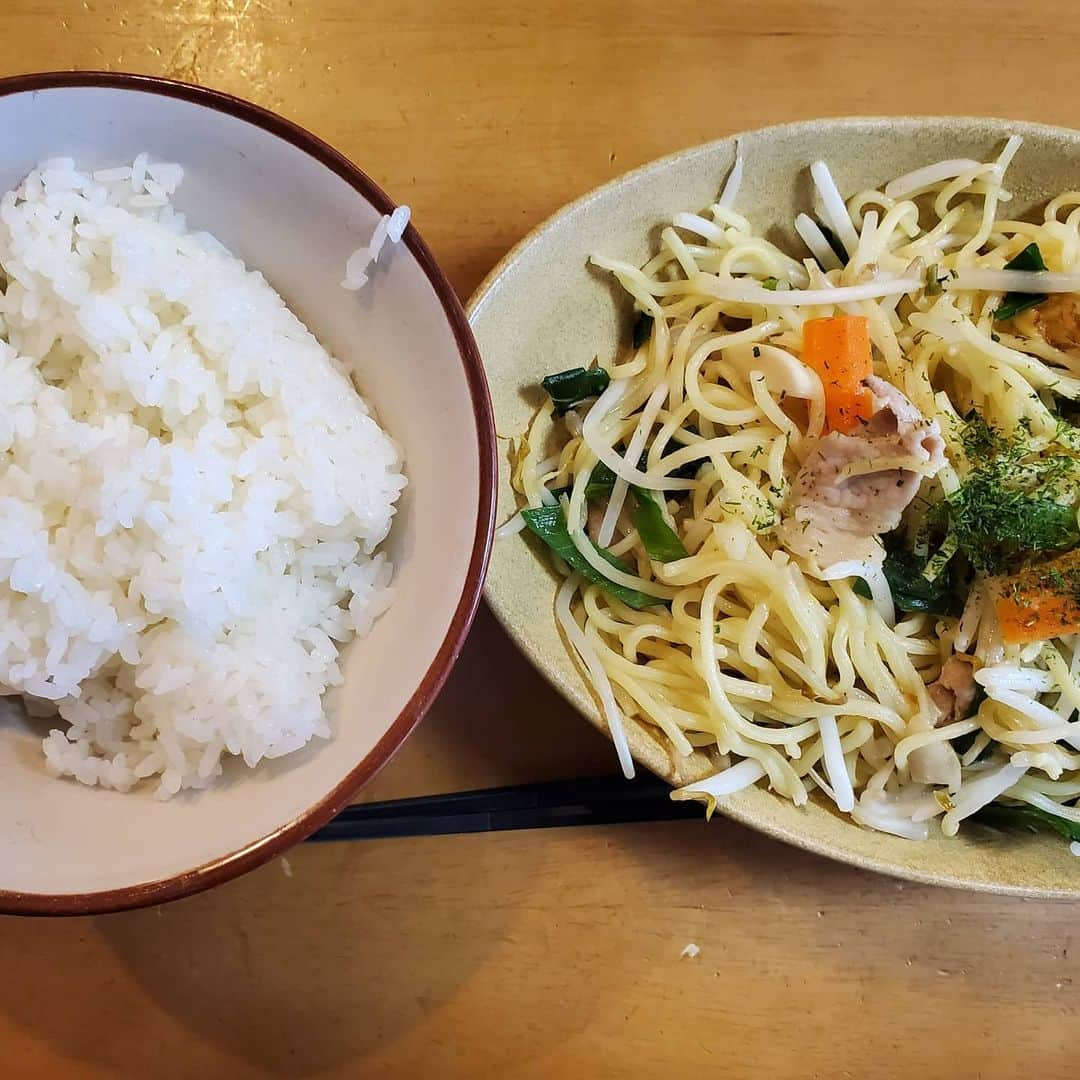 新井義幸のインスタグラム：「もうこうなったら食べたもんのせるぞ！ まずは今日の昼飯！ 塩焼きそばとメシ！  #ひかりねぎ タップリの焼きそば！  炭水化物炭水化物の魔物が出来ました！  味変でキムチ入れると最強のおかずに！  晩御飯はネギオーブン焼きとネギチヂミ！  ここでもネギたっぷり！  ゴメン！ 口がネギ臭いからキスは無理だわ！  そして築地場外市場の #諏訪商店  のお篭りセット！  コレをご飯と食べて、お酒とネギ。  最強です！」