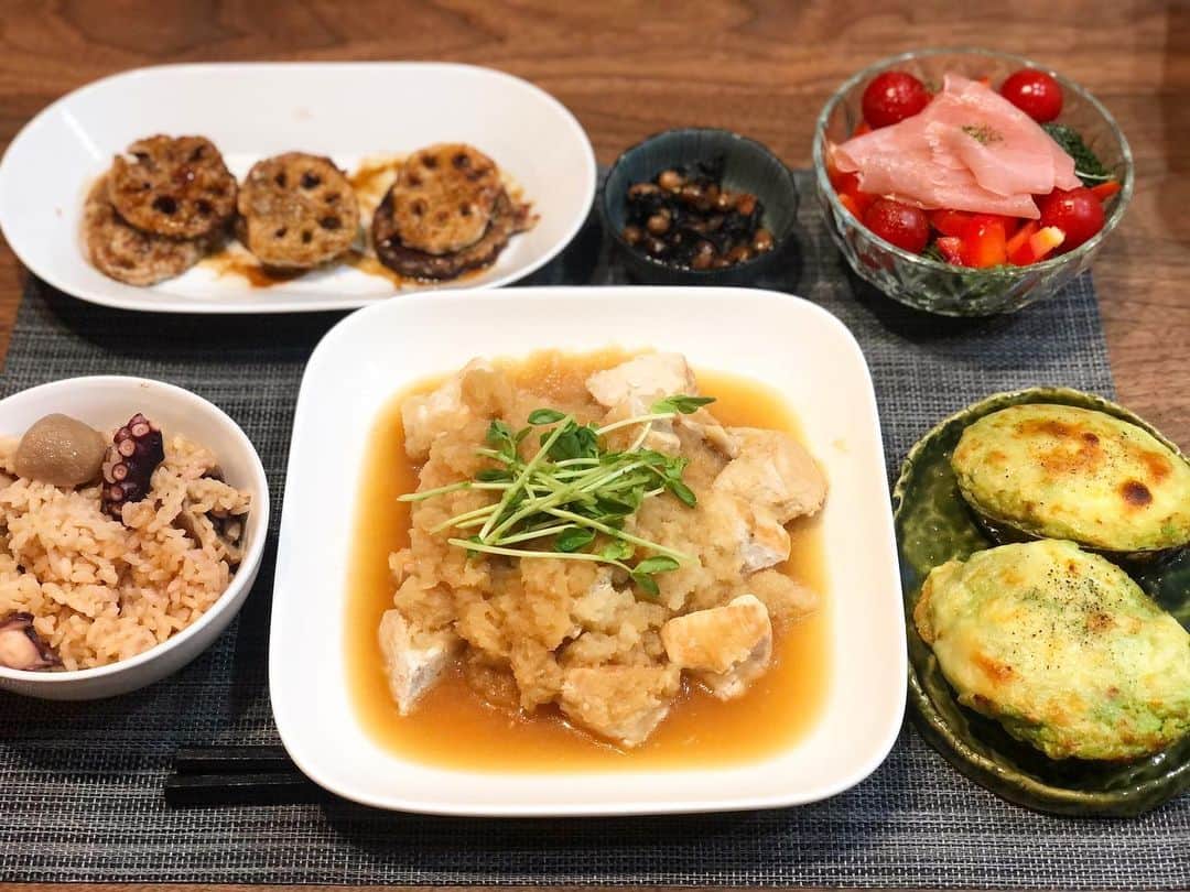 西木恵美里のインスタグラム：「よるごはん👩🏻‍🍳 鶏肉のみぞれ煮をつくりました🙌🏻 (@ikuu.3 さんありがとうございます✨) . . ◻️鶏肉のみぞれ煮(胸肉) ◻️アボカドとツナのグラタン ◻️生ハムサラダ (ブロッコリースプラウト入り) ◻️蓮根の甘辛揚げ ◻️ひじき煮 ◻️たこと里芋の炊き込みごはん  みなさんの今日の夕飯はなんですか？😋」
