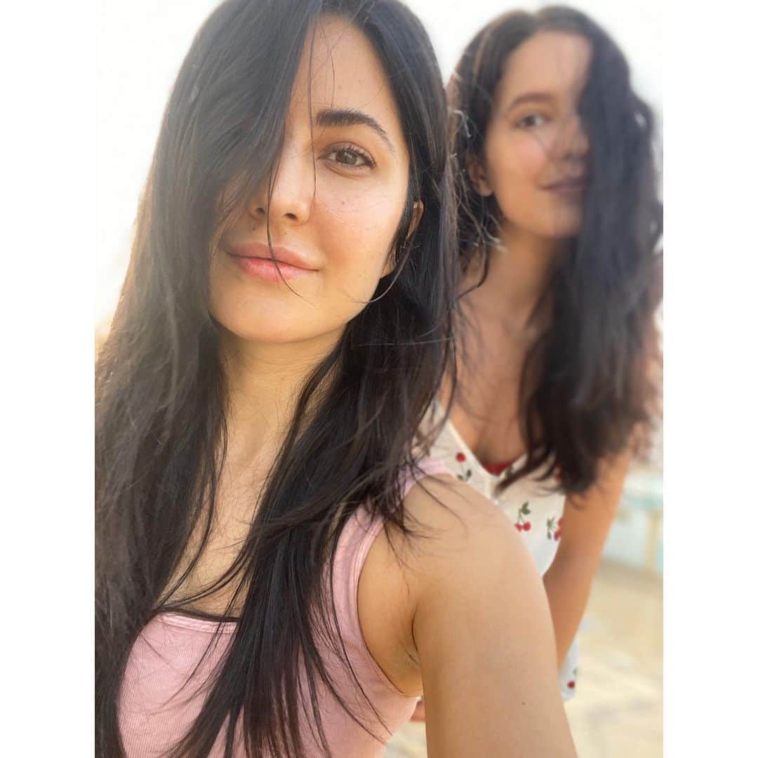 カトリーナ・カイフのインスタグラム：「👯‍♀️ + 🏠 =🧡」