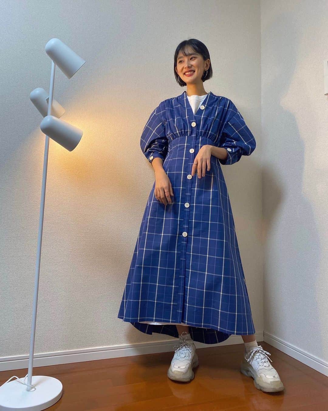 ELLE girl JAPANさんのインスタグラム写真 - (ELLE girl JAPANInstagram)「ELLEgirl stayhome fashion show🏠👠﻿ ﻿ #おうち時間 をより楽しむために、エル・ガールがインスタグラムでファッションショーを開催🌼 #stayhome が大切な今だからこそ、おうちの中でとっておきの春服コーデを披露して！👀🌟﻿ ﻿ 💁🏻‍♀️エル・ガール ユニ／キム・ドユン﻿ ( @hocicuzu )﻿ ﻿ 最近の楽しみは、おうちでおしゃれな服を着て、韓ドラを観ながらキュンキュンすること♡今日は自宅で着ている春服コーデをご紹介！﻿ ﻿ ﻿ ①パリジェンヌがよく着ているシルクのワンピースに憧れて、ついにゲット🌟ビッグシルエットのジャケットを羽織ってミニバッグを持ったら、簡単におしゃれコーデが完成しちゃいます💭普段はあまりアクセサリーをつけないのですが、このコーデには大ぶりピアスやネックレスを合わせたくなる！﻿ ﻿ ◼︎ワンピース／ @dressedundressed ﻿ ◼︎ジャケット／ @_irene__official_ ﻿ ◼︎サンダル／YAHOO SHOPPINGで購入﻿ ﻿ ②「 #アイレネ 」のブルーワンピースが主役🕊ロングＴシャツやボリュームスニーカーを合わせてカジュアルに仕上げました👟﻿ ﻿ ◼︎ワンピース／ @_irene__official_ ﻿ ◼︎ロングTシャツ／ @converse_tokyo × @muveil_official ﻿ ◼︎スニーカー／ @balenciaga ﻿ ﻿ ③シャツのストライプのイエローに合わせて、インナーも同色をセレクト🌼カラーでコーデに遊び心をプラスするのが好き！🎨﻿ ﻿ ◼︎ストライプシャツ／ @lecielbleu_official ﻿ ◼︎トップ／ @2ndfloor_official ﻿ ◼︎デニム／5年前に韓国で購入﻿ ﻿ ﻿ 📢みんなもおうちファッションショーに参加しない？【 #ellegirlstayhomefashionshow 】【 #ellegirluni 】のタグを付けてコーデを投稿してね📸﻿ ﻿ ﻿ #irenefashion #irene #muveil #conversetokyo #コンバーストウキョウ #ミュベール #バレンシアガ #バレンシアガスニーカー #balenciaga #balenciagasneakers #ルシェルブルー #lecielbleu #2ndfloor #バレンシアガ好き #韓国ファッション #dressedundressed #セカンドフロア #ドレスドアンドレスド #ellegirlstayhome #春コーデ #ootd」4月17日 19時59分 - ellegirl_jp