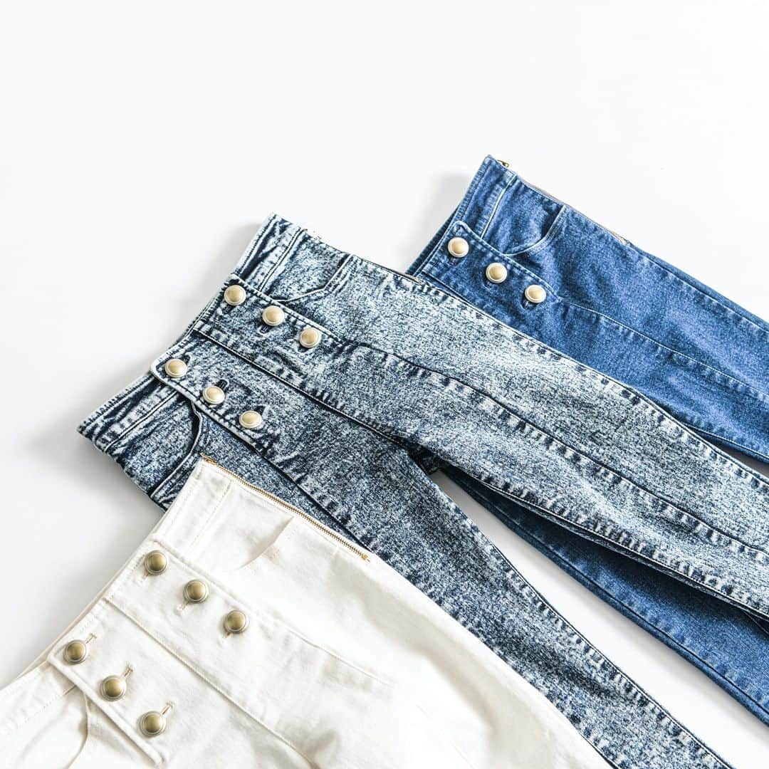 BORDERS at BALCONYのインスタグラム：「昨年も大好評だった、⁠⠀ スーパーストレッチのスキニーデニム👖⁠⠀ ⁠⠀ やわらかいだけのスキニーデニムとは違い、⁠⠀ しっかりとシルエットを作り込んでくれるので⁠⠀ 下半身が気になってスキニーを避けていた方には特におすすめです！⁠⠀ ⁠⠀ セイラーデザインは、可愛いだけではなく⁠⠀ 3層に重なった生地がお腹をぴたっと抑えてくれる優れもの✨⁠⠀ トップをインして足長効果を狙っても◎⁠⠀ ボリューミーなトップに合わせて全体のバランスを整えるのも◎⁠⠀ ⁠⠀ 定番のインディゴに加えて、⁠⠀ 今年は爽やかなホワイトデニムと、ケミカルクラッシュが登場です！！⁠⠀ ⁠⠀ ⁠⠀ ⁠⠀ SAILOR DENIM PANTS / 43,000yen +tax⁠⠀ ⁠⠀ ⁠⠀ ⁠⠀ #bordersatbalcony #ボーダーズアットバルコニー⁠⠀ #柴田陽子 #2020SS #musthave #denim #denimpants」