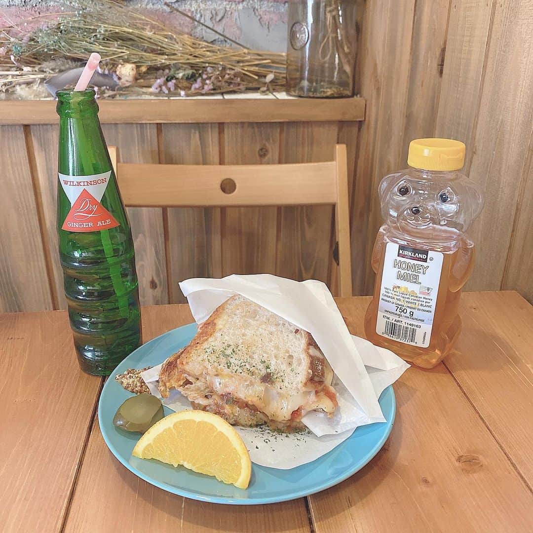 ちとせよしのさんのインスタグラム写真 - (ちとせよしのInstagram)「大阪で食べためちゃくちゃ美味しいチーズミートサンドイッチ😍 ゴルゴンゾーラのピザとかもそうだけど、チーズにハチミツの組み合わせが大好きです(；♡；) また落ち着いたら大阪旅行に行きたいなぁ💭 ･ ･ ･ #selfie #osaka #sandwich #hisandwich  #大阪 #大阪旅行 #大阪カフェ #南堀江カフェ #過去pic」4月17日 20時04分 - chitose_yoshino
