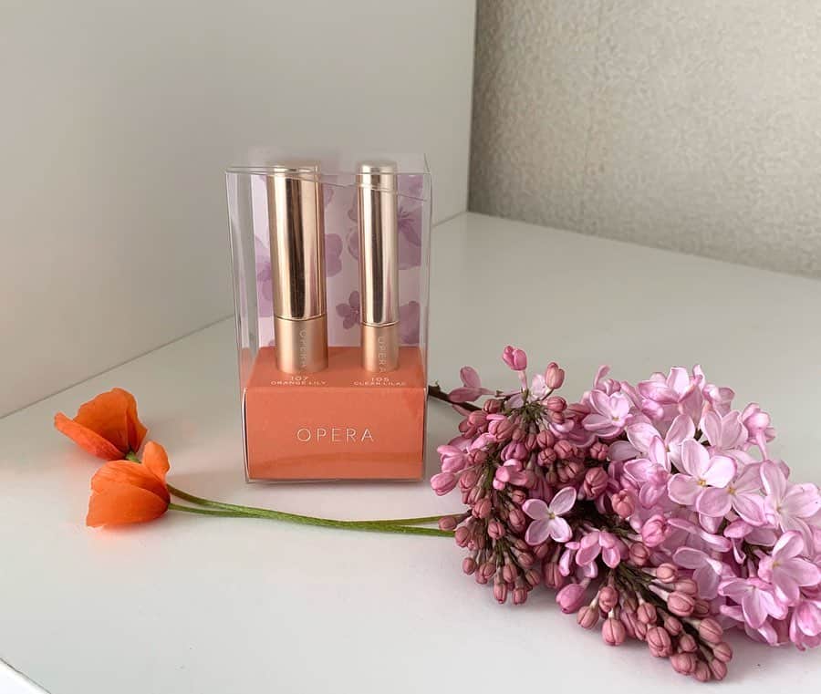 西谷菜々のインスタグラム：「.﻿ OPERA icy pastel collection🌷﻿ ﻿ だいっすきなOPERA様から、﻿ 4/23(木)に発売する限定色のリップを頂いたので早速試してみたよ\^^/﻿ OPERA信者&オレンジリップラバーの血が騒ぐ…🍊笑﻿ ﻿ 今回のリップは「透ける花色の唇」がテーマとのことで、﻿ 塗った瞬間ふわっと花が咲いたような可愛らしい唇に🌼﻿ 2本ともラメが入っていて、普段のOPERAよりも更に透け感があるリップ☺︎﻿ ﻿ リップティントN 107オレンジリリーは、定番色の04オレンジに比べて﻿ 粘膜の色を活かすような柔らかい色味☺️﻿ 単色で塗っても可愛いし、少しオーバーめに塗ったあと﻿ 定番色の01レッドとか、08バーガンディみたいな﻿ 濃い色を唇の内側に重ねて、グラデーションにしても絶対可愛い💋﻿ (3枚目の写真は限定色の103ガーネットジェムを重ねてみた♥)﻿ ﻿ シアーリップカラーRN 105クリアライラックも、これまた可愛すぎる…！﻿ 紫リップには少し苦手意識があったんだけど、﻿ これはピンクがかったパステルパープルなので﻿ 他のリップとの相性が凄くいい💟﻿ 107オレンジリリーに重ねるとぐっとこなれ感が出て﻿ 春にぴったりなおしゃリップになった✨﻿ 2枚目の動画に載せたのでぜひ見てみて🤘﻿ ﻿ 今OPERAの公式ECサイトでは、﻿ 5/25(月)正午までの期間限定で送料無料のキャンペーンを実施中🕊﻿ 店舗でのテスターはできないけど、﻿ 公式HPにてバーチャルメイクも試せるので、この機会に併せてチェックしてみてね🥰﻿ ﻿ #オペラリップティント #operacosmetics #透ける花色リップ #PR」