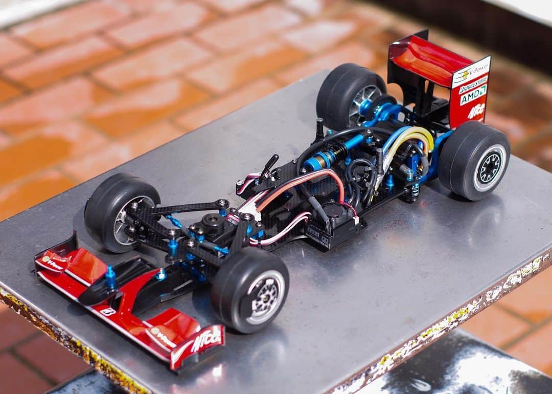 水野智路さんのインスタグラム写真 - (水野智路Instagram)「TAMIYMA TRF103 🏎 CHASSIS KIT 🏁 . . ラジコンの組み立てキットです🏎 . . ゆっくり組み立ててここまできました😊 . . ボディとシャーシの隙間が狭くてラジコン初心者にはメカ類の配線が難しかったですが、パズルのようで面白かったです😁 . . 元々ラジコが好きで1人で走らせていましたが、ラジコンサーキットへ1人で行くのは心細く行けてませんが…世の中落ち着いたら行ってみたいなぁと思います😂 . . . さて、またのんびりとボディに塗装したりデカール(シール)貼りしよう👏🏻. . @tamiya_inc_jp .  #ラジコン #rc #f1 #フェラーリ #ferrari #f60 #rcカー #trf103 #タミヤ #tamiya #シャーシキット #tamiyatrf103 #4pm #双葉 #フタバ #ブラシレスモーター」4月17日 20時14分 - tomoro.m