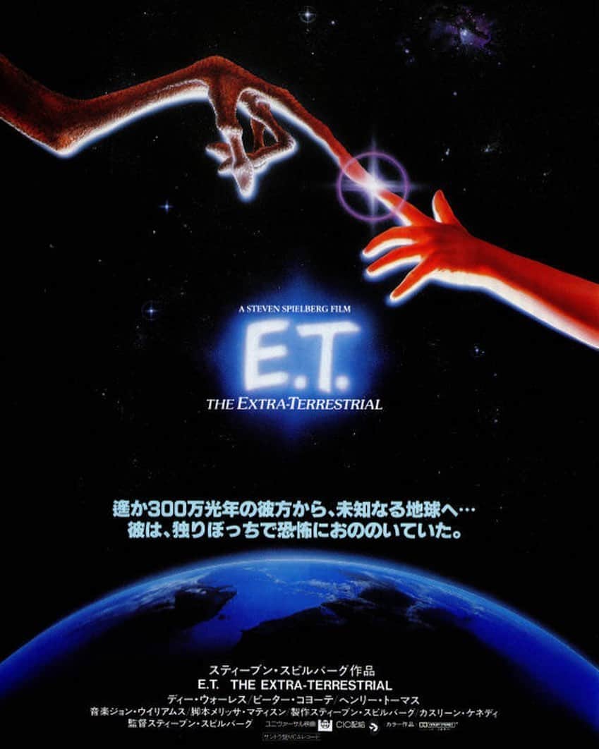 渡辺真起子さんのインスタグラム写真 - (渡辺真起子Instagram)「映画チャレンジ 3日目。  バトンを渡したリム監督も同じ投稿でしたが、私も同じ気持ちということで。 「E.T」 原題／E.T. The Extra-Terrestrial 監督：スティーブン・スピルバーグ  日本公開 1982年12月4日／115分／U.S.A 4月15日 撮影監督のアレン・ダビュー新型コロナウイルス感染の合併症で他界されました。77歳。 心からご冥福をお祈りいたします。 高校生だった私は映画館のオールナイト上映なんか行き始めていたかな。今でも好きな映画はなんですかって聞かれたら、この作品をあげています。今は大きなスクリーンで、たっくさんの人とみたいです。『E.T. 20周年アニバーサリー特別版』 は新宿ミラノ座の最後にも上映されました。1600人の観客が詰めかけたそうです。 ハリウッドの名撮影監督は「映画とテレビ業界で働く人々のために設立された基金が運営する医療サービスのある施設」で暮らしていらしたそうです。アメリカにはそういう場所があるのですね。 スピルバーグ監督の追悼の言葉は「アレンは素晴らしいアーティスト。そのあたたかさと人間性は、彼のレンズと同じくパワフルだった。類稀な才能の持ち主で、美しい人でした」  さて、次のバトンは。考えちゃうな。  @laurentanzai よろしく。 古い友人。根気強よく私の英語の先生を引き受けてくれたり、全く続きませんでしたがフランス語もすこし試みてくれました。まあ大抵は映画の話や、人生の相談事、なんやらかんやら。今はパリで暮らしています。そして私が知る人のなかでも５本の指に入る美食家です。なにより文化をとても大切にしています。  7日間の映画チャレンジとは、映画文化の普及に貢献するためのチャレンジとします。Save the Cinema に紐づけたいという試みで始めます。 参加方法は好きな映画を1日1作品、7日間投稿するというもの。 簡単に映画についての説明なしで予告編でもビジュアルだけでもいいです。それをアップして、そして毎日1人のFBの友達にバトンを渡してください。そしてこのチャレンジに参加していただくようお願いします。 今日、見たいなって思う作品でもいいし、思い出深いものでもいいです。もしくは新作で未見だったら、その期待値を書き込んでください。見た映画館とか、行きたい映画館でも素敵ですね。 国をまたぐと見れない作品でも、その存在を知りたいです。 気軽にいきましょう。 このバトン、アカウントがオープンじゃないと読めない人がいるのですよね‥‥。 まあ、いいか。 バトンを渡してくれた人、渡す人の tag つけてね。 やり方が正しいかわからないけど、正しさがあるなら、バトンを渡してくださる時に、スタイルを変えてくださーい。  繋がるかなー。ゆっくりとリレーされていきますように。  #restinpiece #ET #AllenDaviau #アレンダヴィオー #Cinematographer #映画リレー #うちで過ごそう #stayhome #enjoythemove #savethecinema #7jours7cinemas」4月17日 20時15分 - watanabe_makiko
