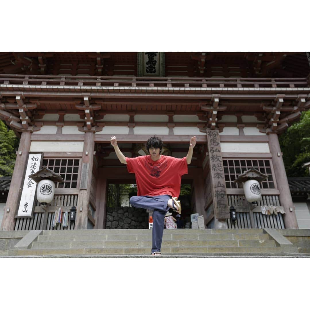 のインスタグラム：「いつのまにやら 2nd写真集『 #歩 』が ３度目の重版になったようで 皆さん、ぜひ #おうち時間 で 眺めてみてくださったら 嬉しいです  作品の年表とかも載ってて 最近すきになってくれた人にも おすすめです "良いことがあったら、みんなと自分のおかげ悪いことがあったら全部自分のせい"  で 頑張ってきましたが "こんなセカイになっても、誰かのせいにせず みんな仲間です"  #おうち時間  #山田裕貴 で少しでも力になれたら」