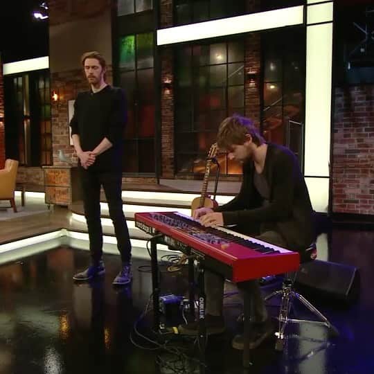 ホージアのインスタグラム：「The Parting Glass performed live on the @latelaterte is available from today on all digital platforms. All the proceeds raised from this release will go to the @ispcc_childline who continue to do incredible work for children in need particularly in these difficult times. 💚 (Link in story)」