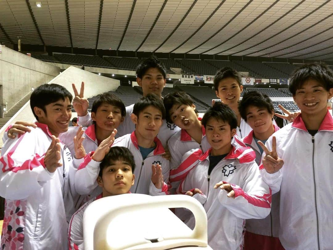 白井健三さんのインスタグラム写真 - (白井健三Instagram)「4/17 ・ 本来であれば今日が全日本個人総合選手権の予選の日。 ・ 正直ゾッとします。こんな世の中になり皆が思う様な行動を取れないということもあって今は、試合に出る、演技をする。そんなイメージもできない自分がいます。 ・ 今日だけで何回も、今頃どんな演技をしてたはずなんだろうなー、笑ってるかなー、悔しがってるかなー、そんな感情を抱きました。 ・ でもそれは自分だけでは無く皆が同じ状況。不安な気持ちやもどかしい気持ちはみんなと連絡を取り合うことによって発散し、見えない未来に向かって今できることを楽にこなす。これが最善の策だと思います😊 ・ 実家帰省をして練習環境もない。そんな状況になったからこそ普段当たり前の様に一緒にいる仲間の大切さ、練習を積み重ねて試合に臨める贅沢さを重く感じることができます。 ・ また次の全日本で遊ぶ様に楽しく演技をしている自分を見せるために、今は心も体も充電して次に備えたいと思います🤗🤩 ・ 今は所属や競技はもちろん、スポーツという広い枠を飛び越えて、国民や世界が一丸となる時だと思います🤝 ・ またみんなが同じ会場で競い合える日がそう遠くないことを祈って明日も明後日も不要不急な外出を控えたいと思います🏠 ・ #4/17 #全日本予選 #想像もできない #でも #今はそれで良い #みんなが我慢する時 #心の充電 #体の充電 #またみんなで試合ができる日まで #じっと待つ #頑張ろう日本」4月17日 20時23分 - kenzoshirai