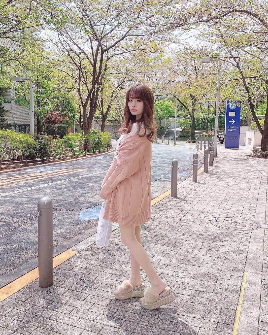 のインスタグラム：「ちょっぴりお買い物へ行く時の ゆるゆるコーデだよ🐰💕 . 動画はマスクしてるから後ろ向きだけ😷 . 明日は大雨みたい🥺☔️ 今日少しお散歩しておいてよかった💕 . . . . . #お散歩#おうち時間#木漏れ日#ゆるコーデ#ゆるニット#ベージュコーデ#アットランス#attrangs#koreanfashion#韓国ファッション#ゆるゆる#オーバーサイズ#カーディガン#カーディガンコーデ」