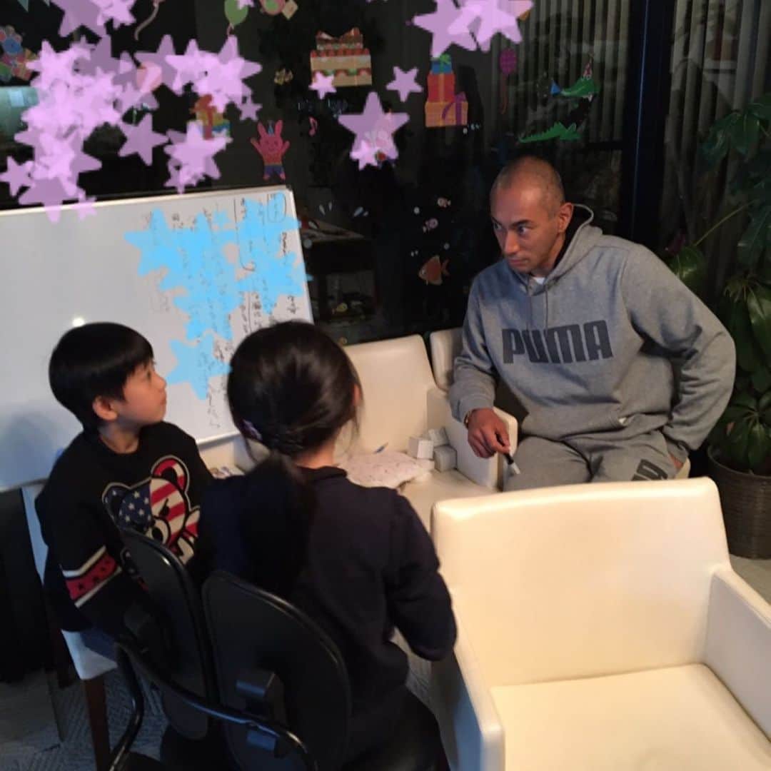 のインスタグラム：「Was holding an “Ebizo Classroom”... Ha-ha. It’s quite a difficult class, hehe  During this period of self-restraint, I’ll be doing “Ebizo Teacher👨‍🏫” from time to time.  I think they won’t get the answer to today’s class for probably 15 years or so.  But, I’m looking forward for either one of my kids to find the answer some day❤️ * 海老蔵授業 してました、、 笑笑。 かなり難しい授業です笑笑 自粛中 たまにやります海老蔵先生👨‍🏫 今日の授業の答えは おそらく15年ほどわからないと思います。 が、 いつかは どちらかが 分かるといいなーと思ってます❤️ #市川海老蔵 #海老蔵 #成田屋 #歌舞伎 #ABKAI #ABMORI #ebizoichikawa #ebizo #kabuki #thunderparty #theater #theaterarts #actor #japan #classic」