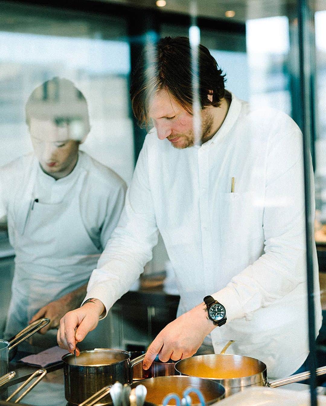 IWC Schaffhausen - Japanさんのインスタグラム写真 - (IWC Schaffhausen - JapanInstagram)「TimeWellShared第三弾。ノルウェーのミシュラン3つ星シェフでIWCブランドアンバサダーのEsben Holmboe Bang氏が春をイメージした料理の調理法をご紹介します。@iwcwatches のIGTVでお楽しみください！ #TimeWellShared #EsbenHolmboeBang」4月17日 20時31分 - iwcwatches_jp
