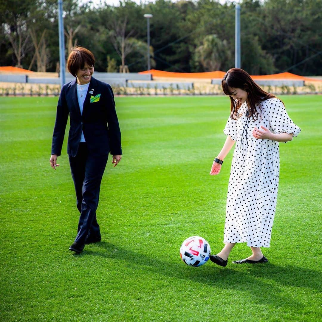 ビームスさんのインスタグラム写真 - (ビームスInstagram)「【TALK】今気になるアレやコレ Vol.34 Asako Takakura - Head coach of Japan Women's National Team - & Rina Park（BEAMS Advertising Div.） ・ 2011年、世界一に輝いて日本に勇気と感動を届けたサッカー日本女子代表、通称・なでしこジャパン。あれから9年が経ち、代表選手の顔ぶれは大きく変わりました。新たな歴史を刻むべく、ニュージェネレーションの選手たちと共に戦っているのが、高倉麻子監督。年齢制限のない日本代表では男女通じて初の女性監督となった彼女の考えるなでしこジャパンの今、そして未来とは？今回は、なでしこジャパンのアパレルブロバイダーであるBEAMSを代表し、宣伝統括部の朴里奈とのスペシャルトークです。サッカーのこと、BEAMSがデザインしたスーツのこと、そして日本の社会における女性の立ち位置のこと、様々な思いを語っていただきました。※この取材は2020年2月に行われたものです。  https://www.beams.co.jp/special/talk/34/  @japanfootballassociation  @chori824  #beams #football #talk #nadeshiko #jfa #ビームス #なでしこジャパン #高倉麻子」4月17日 20時40分 - beams_official