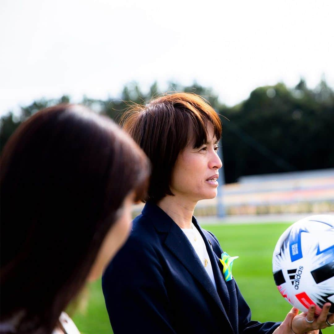 ビームスさんのインスタグラム写真 - (ビームスInstagram)「【TALK】今気になるアレやコレ Vol.34 Asako Takakura - Head coach of Japan Women's National Team - & Rina Park（BEAMS Advertising Div.） ・ 2011年、世界一に輝いて日本に勇気と感動を届けたサッカー日本女子代表、通称・なでしこジャパン。あれから9年が経ち、代表選手の顔ぶれは大きく変わりました。新たな歴史を刻むべく、ニュージェネレーションの選手たちと共に戦っているのが、高倉麻子監督。年齢制限のない日本代表では男女通じて初の女性監督となった彼女の考えるなでしこジャパンの今、そして未来とは？今回は、なでしこジャパンのアパレルブロバイダーであるBEAMSを代表し、宣伝統括部の朴里奈とのスペシャルトークです。サッカーのこと、BEAMSがデザインしたスーツのこと、そして日本の社会における女性の立ち位置のこと、様々な思いを語っていただきました。※この取材は2020年2月に行われたものです。  https://www.beams.co.jp/special/talk/34/  @japanfootballassociation  @chori824  #beams #football #talk #nadeshiko #jfa #ビームス #なでしこジャパン #高倉麻子」4月17日 20時40分 - beams_official