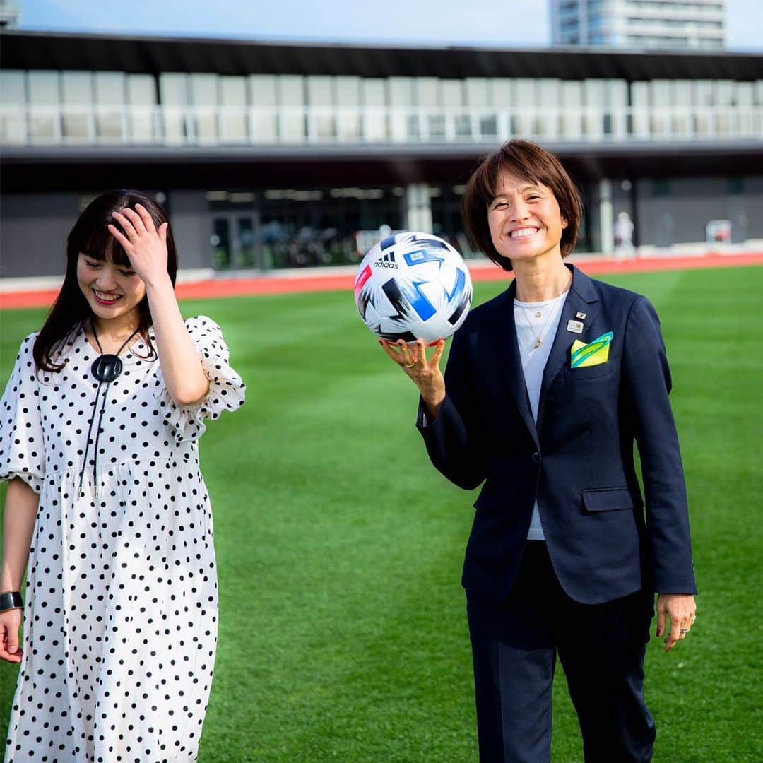 ビームスさんのインスタグラム写真 - (ビームスInstagram)「【TALK】今気になるアレやコレ Vol.34 Asako Takakura - Head coach of Japan Women's National Team - & Rina Park（BEAMS Advertising Div.） ・ 2011年、世界一に輝いて日本に勇気と感動を届けたサッカー日本女子代表、通称・なでしこジャパン。あれから9年が経ち、代表選手の顔ぶれは大きく変わりました。新たな歴史を刻むべく、ニュージェネレーションの選手たちと共に戦っているのが、高倉麻子監督。年齢制限のない日本代表では男女通じて初の女性監督となった彼女の考えるなでしこジャパンの今、そして未来とは？今回は、なでしこジャパンのアパレルブロバイダーであるBEAMSを代表し、宣伝統括部の朴里奈とのスペシャルトークです。サッカーのこと、BEAMSがデザインしたスーツのこと、そして日本の社会における女性の立ち位置のこと、様々な思いを語っていただきました。※この取材は2020年2月に行われたものです。  https://www.beams.co.jp/special/talk/34/  @japanfootballassociation  @chori824  #beams #football #talk #nadeshiko #jfa #ビームス #なでしこジャパン #高倉麻子」4月17日 20時40分 - beams_official