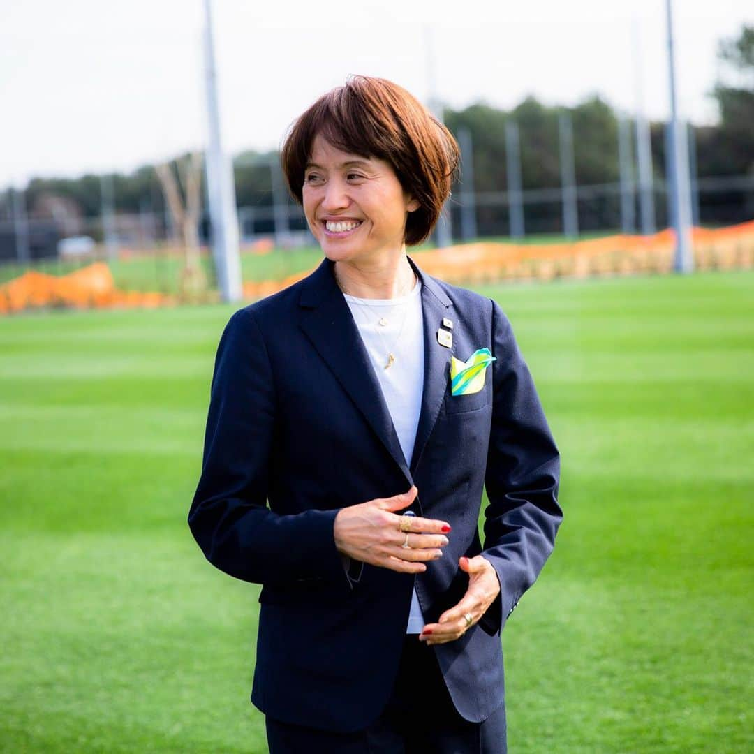 ビームスさんのインスタグラム写真 - (ビームスInstagram)「【TALK】今気になるアレやコレ Vol.34 Asako Takakura - Head coach of Japan Women's National Team - & Rina Park（BEAMS Advertising Div.） ・ 2011年、世界一に輝いて日本に勇気と感動を届けたサッカー日本女子代表、通称・なでしこジャパン。あれから9年が経ち、代表選手の顔ぶれは大きく変わりました。新たな歴史を刻むべく、ニュージェネレーションの選手たちと共に戦っているのが、高倉麻子監督。年齢制限のない日本代表では男女通じて初の女性監督となった彼女の考えるなでしこジャパンの今、そして未来とは？今回は、なでしこジャパンのアパレルブロバイダーであるBEAMSを代表し、宣伝統括部の朴里奈とのスペシャルトークです。サッカーのこと、BEAMSがデザインしたスーツのこと、そして日本の社会における女性の立ち位置のこと、様々な思いを語っていただきました。※この取材は2020年2月に行われたものです。  https://www.beams.co.jp/special/talk/34/  @japanfootballassociation  @chori824  #beams #football #talk #nadeshiko #jfa #ビームス #なでしこジャパン #高倉麻子」4月17日 20時40分 - beams_official