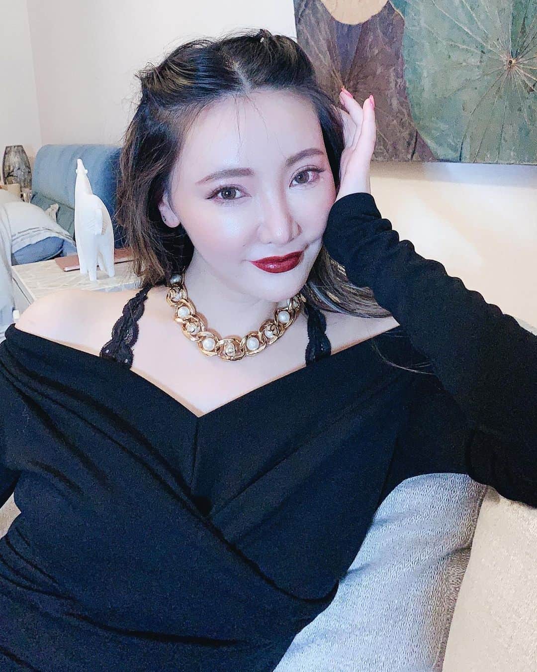 クリスティン・ウェイのインスタグラム：「Friday night, chilling at home.. starting watch another chinese historical drama.. I’m gonna finish another 50 episodes in a week again #dramanight #chilling #stayhome #東京隔離 #quarantinelife #quaratine #coronavairus #covi̇d19」