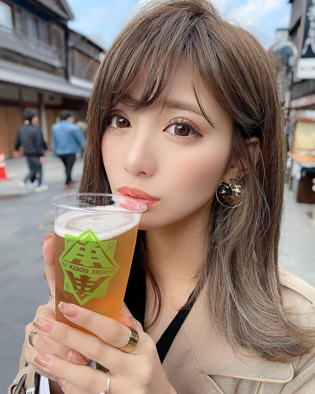 伊藤実祐さんのインスタグラム写真 - (伊藤実祐Instagram)「. . 外で🍺飲みた〜い !!!! （笑） . 先月お仕事で行った伊勢神宮おかげ横丁の写真🥺📸💓 . . おかげ横丁にあるこのクラフトビール、 確か、伊勢ピルスナー って名前やったと思うねんけど めっちゃフルーティーで美味しいよな🤤🍶💕 . . ビールは出来るだけ飲まんよーにしてるねんけどさ🐷← 飲みたくなる時あるやんかな😗？💭 . . みんなはなんのビール、 どんな飲み方が好き🍻？( ビール縛りw ) . . みゆパッと思いつくのは、抹茶ビール🍵♡♥︎ 生ビールにお抹茶溶いたやつ入れて割って飲むねん🥰 . またどっかで見つけたら飲んでみて♥️ . . . また早く旅行行きたいなぁ〜🥺😭😖 . . #おうち時間 #コロナに負けるな #ビール #クラフトビール #抹茶 #抹茶ビール #旅行 #伊勢 #伊勢志摩 #賢島 #海外旅行 #伊勢旅行 #国内旅行 #BBQ #春休み #アイメイク #アイシャドウ #アイライン #カラコン #マツエク #おうちカフェ #うちで過ごそう #うちで踊ろう やろかな #Nexter #ネクスター #Nextercreatist #伊藤実祐 #いとうみゆ #みゆちゃい . . . 明日の21:30〜 伊藤姉妹でコラボLIVEするよ 💓 . さっき、お母さんから、 2人揃ったら口の悪さ出るから気をつけや🤫頼むで！ って忠告のLINEが入った。（笑）🙊🔥やばぁ。w . . そゆのもみんなの優しさでカバーして🐛❣️←は . . 参加待ってるね🙆‍♂️ ゆるっとトークしよ♡ .」4月17日 20時42分 - miyu.61