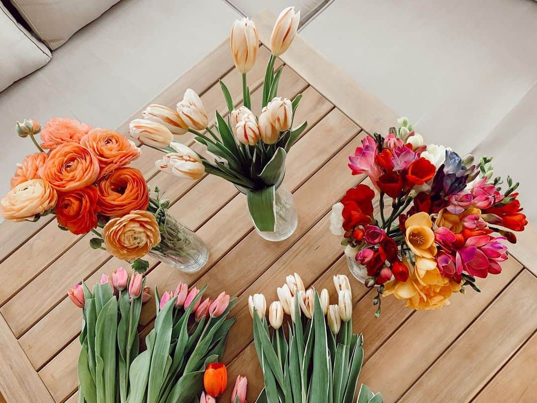 ズザンナ・ヤカボスのインスタグラム：「“Spring is the best life coach:  It gives you all the energy you want, all the positive thoughts you wish and all the boldness you need!” ♥️ . . megérkeztek a csodák @viraglauravirag 😘😘」