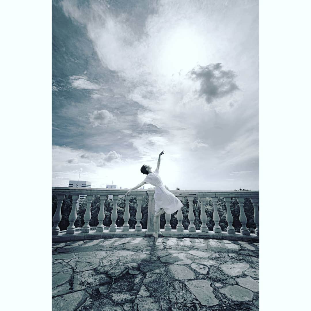 峯岸伽奈のインスタグラム：「. . . #happyfriday #circuitbreakerday11  look up at the sky☀️ .  ずっとお家にいるとなんとなくお空を見上げる時間が減ってるな… と洗濯物干すベランダで気付くのでした… 📸@take_dance_photo find out old photoshoot photo I didn't post.  #circuitbreaker  #sky #ballet #balletdancer #balletphotography #ballerina #singapore　 #stayhome #バレエ #バレリーナ #sonysingapore #sonyalpha #sonyforher」