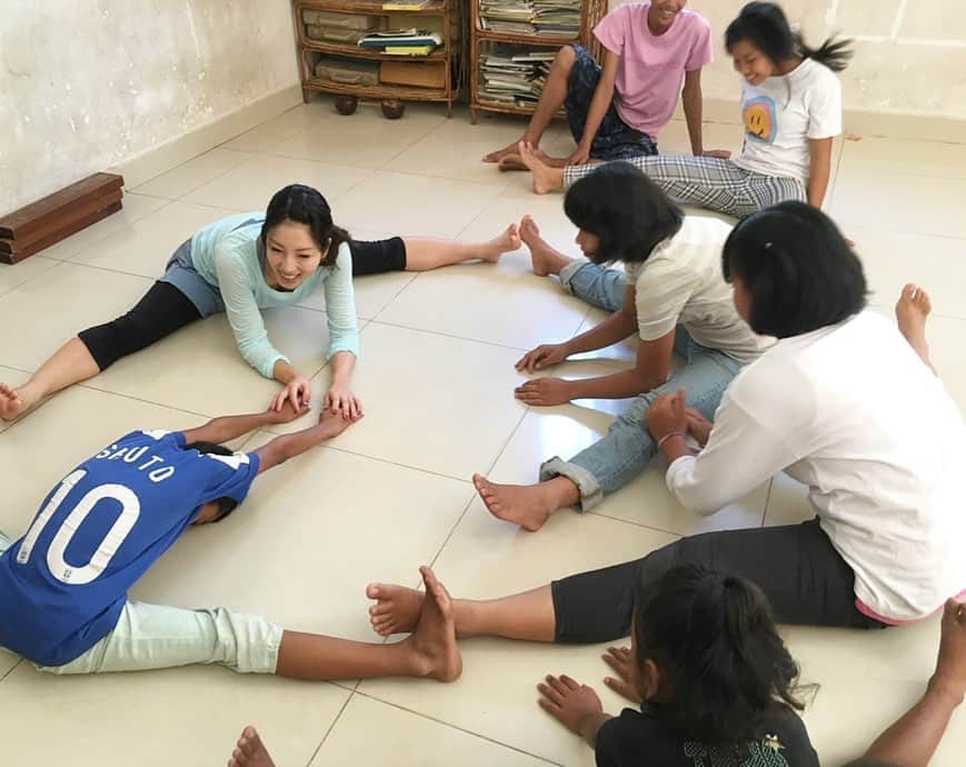 庄司ゆうこさんのインスタグラム写真 - (庄司ゆうこInstagram)「カンボジアの子供達とヨガレッスン🧘‍♀️💖 猫ひろしさんたちと一緒にカンボジアにボランティア活動しに行った時の写真です😆 靴やお菓子、おもちゃや服をたくさん持って行ったら凄く喜んでくれました✨✨ それにしてもみんな日本語上手だったなぁ^_^ 歌とか歌ってくれて感動した🥺 みんな今頃どうしてるかなぁー？ #カンボジア#ボランティア活動#社会貢献#ヨガレッスン#出張ヨガ#猫ひろし#にゃー#ナマステ#ポジティブスターヨガ#くっくま孤児院#孤児院#アンコールワット」4月17日 20時52分 - yuko.shoji