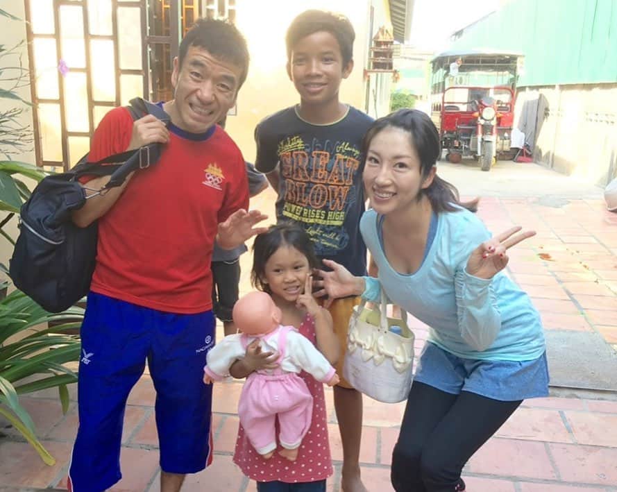 庄司ゆうこさんのインスタグラム写真 - (庄司ゆうこInstagram)「カンボジアの子供達とヨガレッスン🧘‍♀️💖 猫ひろしさんたちと一緒にカンボジアにボランティア活動しに行った時の写真です😆 靴やお菓子、おもちゃや服をたくさん持って行ったら凄く喜んでくれました✨✨ それにしてもみんな日本語上手だったなぁ^_^ 歌とか歌ってくれて感動した🥺 みんな今頃どうしてるかなぁー？ #カンボジア#ボランティア活動#社会貢献#ヨガレッスン#出張ヨガ#猫ひろし#にゃー#ナマステ#ポジティブスターヨガ#くっくま孤児院#孤児院#アンコールワット」4月17日 20時52分 - yuko.shoji