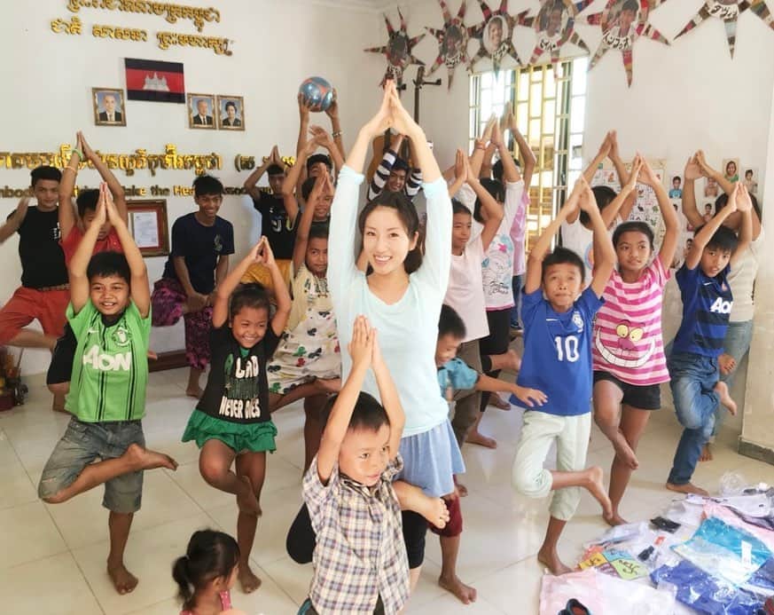 庄司ゆうこさんのインスタグラム写真 - (庄司ゆうこInstagram)「カンボジアの子供達とヨガレッスン🧘‍♀️💖 猫ひろしさんたちと一緒にカンボジアにボランティア活動しに行った時の写真です😆 靴やお菓子、おもちゃや服をたくさん持って行ったら凄く喜んでくれました✨✨ それにしてもみんな日本語上手だったなぁ^_^ 歌とか歌ってくれて感動した🥺 みんな今頃どうしてるかなぁー？ #カンボジア#ボランティア活動#社会貢献#ヨガレッスン#出張ヨガ#猫ひろし#にゃー#ナマステ#ポジティブスターヨガ#くっくま孤児院#孤児院#アンコールワット」4月17日 20時52分 - yuko.shoji