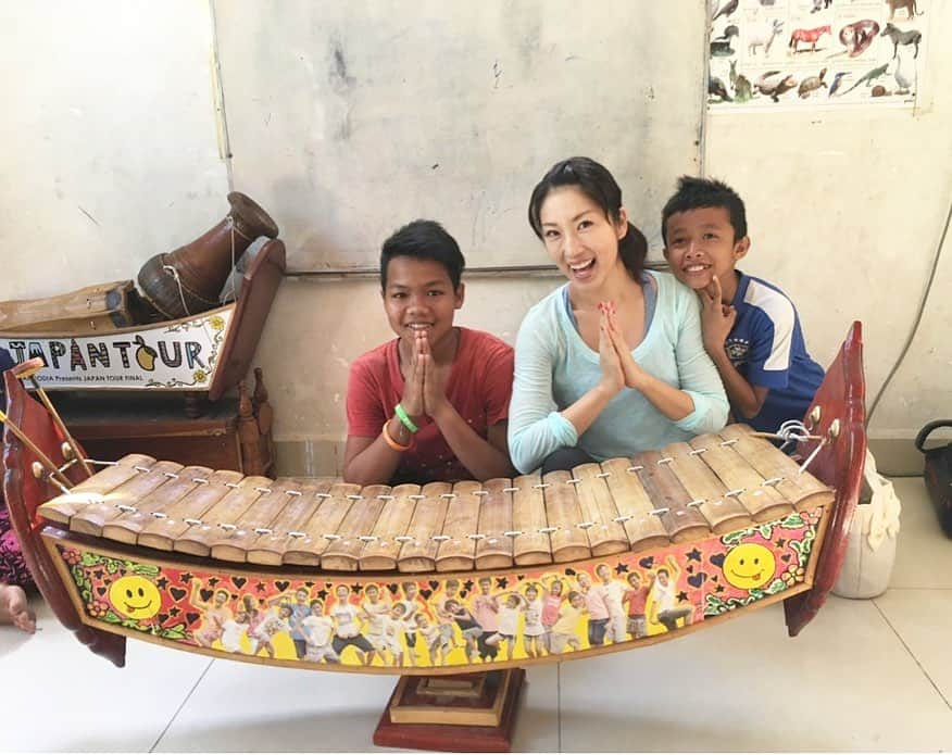 庄司ゆうこさんのインスタグラム写真 - (庄司ゆうこInstagram)「カンボジアの子供達とヨガレッスン🧘‍♀️💖 猫ひろしさんたちと一緒にカンボジアにボランティア活動しに行った時の写真です😆 靴やお菓子、おもちゃや服をたくさん持って行ったら凄く喜んでくれました✨✨ それにしてもみんな日本語上手だったなぁ^_^ 歌とか歌ってくれて感動した🥺 みんな今頃どうしてるかなぁー？ #カンボジア#ボランティア活動#社会貢献#ヨガレッスン#出張ヨガ#猫ひろし#にゃー#ナマステ#ポジティブスターヨガ#くっくま孤児院#孤児院#アンコールワット」4月17日 20時52分 - yuko.shoji