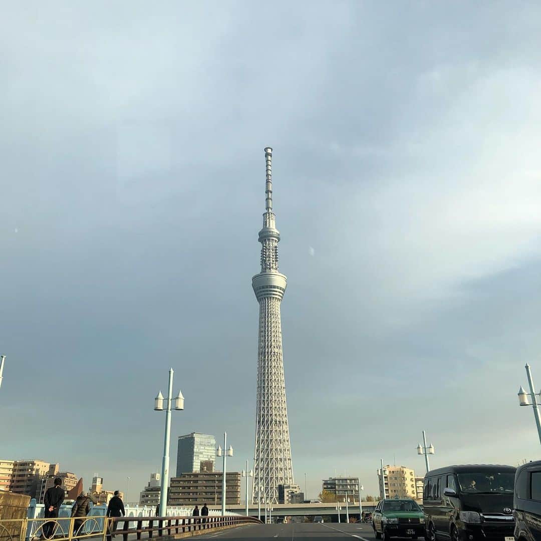 のインスタグラム：「人が多いところはあまり好まなかったけど今ではそれが恋しいな  #上大迫は空の写真撮りがち #東京 #東京スカイツリー #夕暮れ時 #空  #おうち時間 #外出自粛 #コロナに負けるな  #コロナに勝っど #きばいやんせ #鹿児島弁 #過去pic #tokyo #tokyoskytree #sky #dusk #stayhome #hometime #home #instapic #instaphoto  #instalike #instagood #instagram」