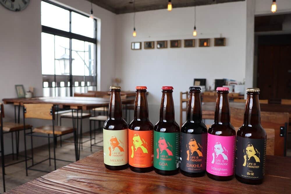 現地発信の旅行サイト「たびらい」のインスタグラム：「【茨城・Paradise Beer Factory】⠀ 鹿島神宮の向かいにあるクラフトビールのお店。⠀ ここでは、自家栽培のビール麦と、鹿島神宮の御神水で作ったビールを頂けます。⠀ 神社を参拝した後に、ぜひ一杯いかが？？⠀ フードメニューもあるので、ランチにもおすすめですよ。⠀ ⠀ 記事は「たびらい　パラダイスビアファクトリー」で検索してみて♪⠀ ⠀ #たびらい #tabirai #ローカル旅行 #旅行好き #旅行好きな人と繋がりたい #たびらい茨城 #たびらい関東 #旅行 #travelgram #travel #小旅行 #パラダイスビール #クラフトビール #ビール最高　#神社巡り #旅行 #国内旅行 #神社 #神社仏閣 #鹿島神宮 #鹿島 #茨城県  #beer  #クラフトビール #delicious #クラフトビア #ilovebeer🍺😍❤」
