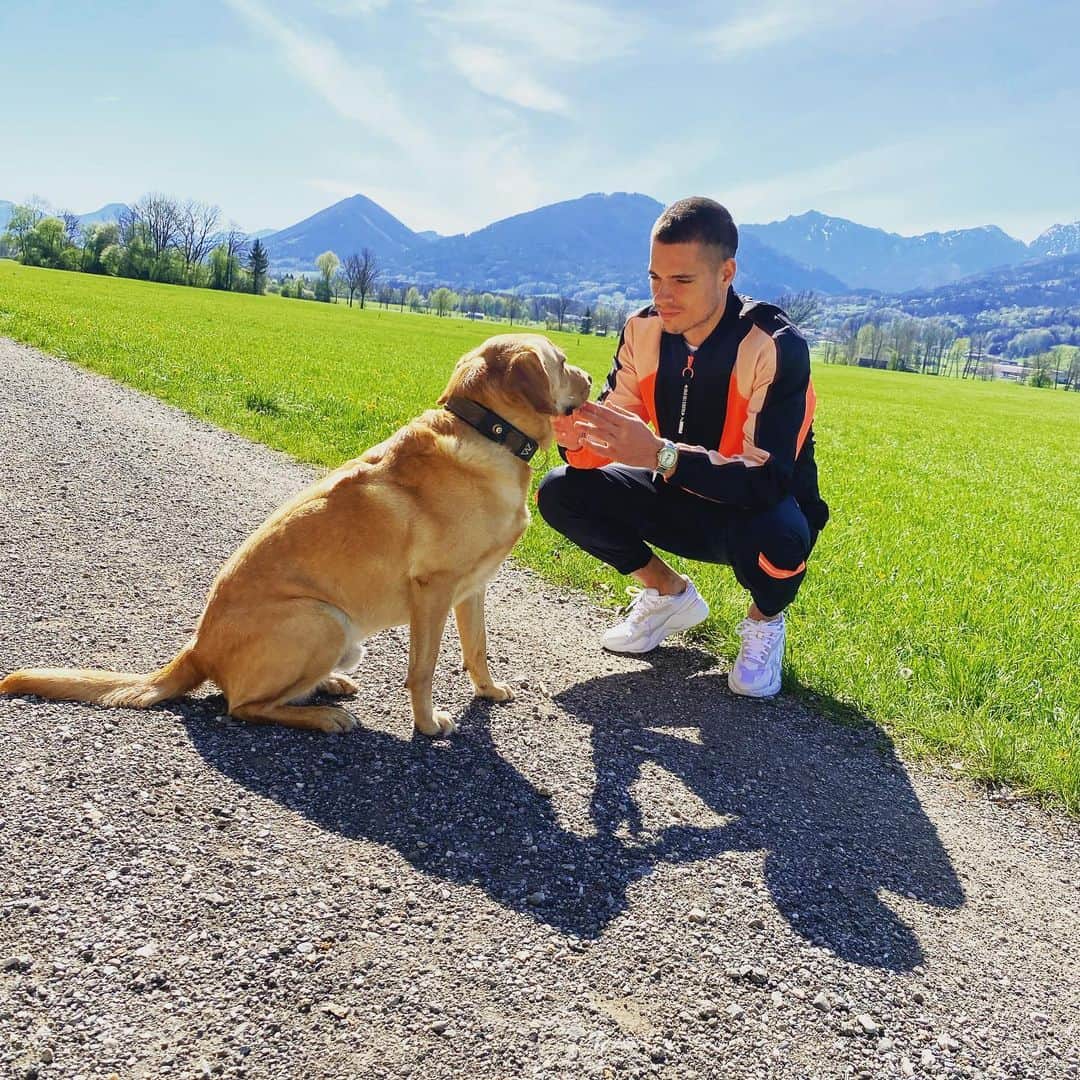 ユリアン・ヴァイグルのインスタグラム：「⛰ 🐶 🙂 #thehumansbestfriend」
