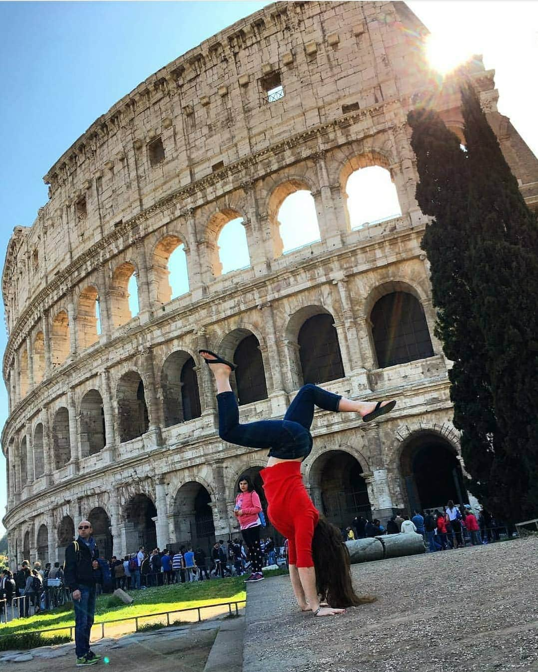 ジェニファー・ピンチズさんのインスタグラム写真 - (ジェニファー・ピンチズInstagram)「#HandStandUpToCorona ❤ #fbf #flashbackfriday to #Rome 🥰」4月17日 21時01分 - jennifer.pinches