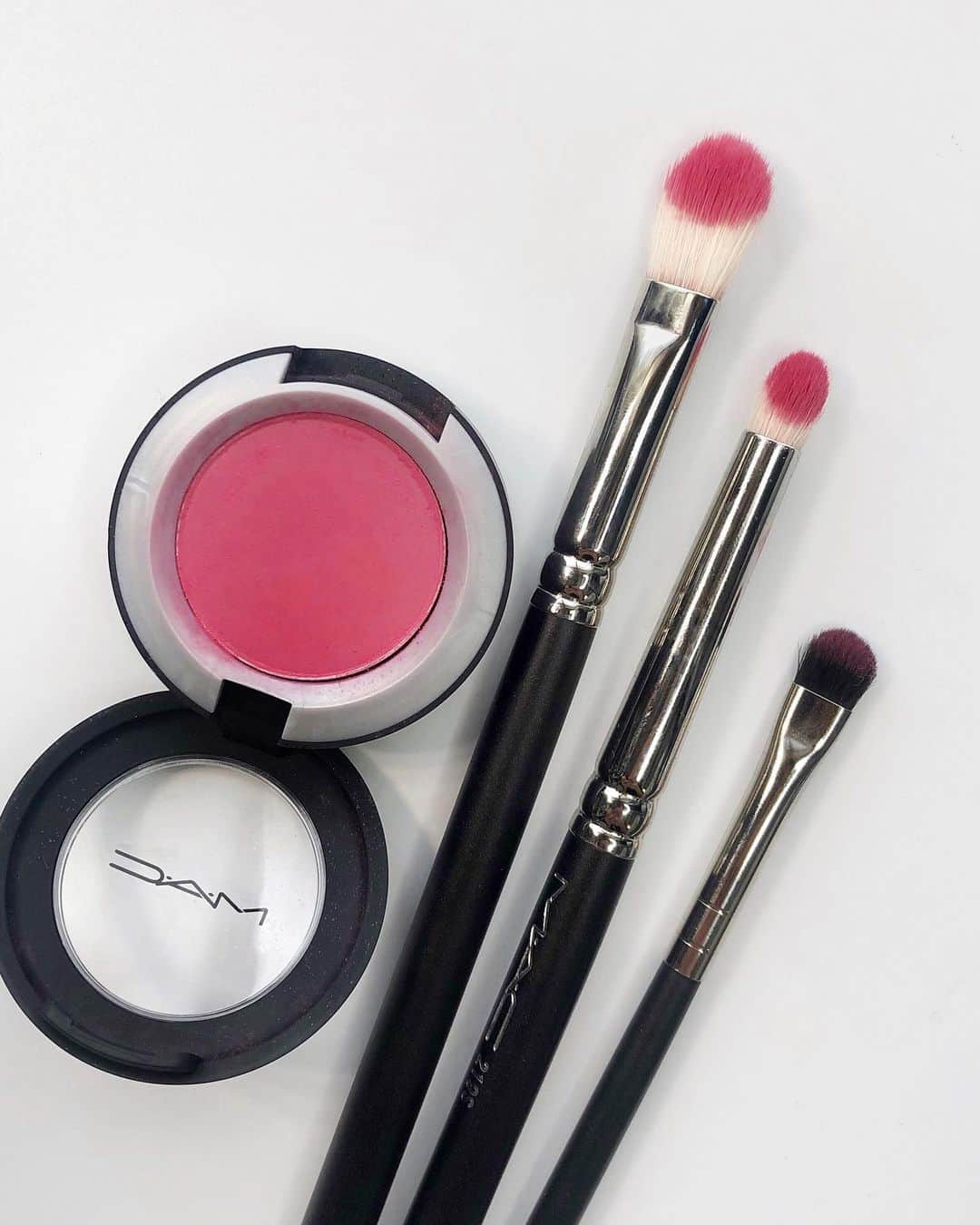 M∙A∙C Cosmetics Japanのインスタグラム：「ㅤ ブラシ迷子の方へ、M·A·Cアーティストが愛用する アイメイクブラシ3本をご紹介✨ スワイプして動画をチェック👉 ㅤ ↓↓使用製品↓↓(上から時計回りに) # 217S ブレンディング ブラシ # 219S ペンシル ブラシ # 228S ミニ シェーダー ブラシ パウダー キス アイシャドウ [フォール イン ラブ] ㅤ ㅤ 【公式オンラインショップ限定特典】 🆕4/29(水)23:59まで 8,250円(税込)以上ご購入でスプレータイプの化粧水、M·A·C プレップ プライム フィックス+ (30mL)をプレゼント *なくなり次第終了 ☑︎4/26(日) 23:59まで 全品送料無料 ☑︎初回ご購入のお客様へ10% OFFクーポンをプレゼント（クーポンコードwelcome） ㅤ ㅤ #MACCosmeticsJapan #MACCosmetics #MAC #MACコスメ #マックコスメ #コスメ #メイク #化粧品 #デパコス #コスメ部 #コスメ好き #コスメ好きさんと繋がりたい #メイク好きな人と繋がりたい #コスメ紹介 #おすすめコスメ #ブラシ #メイクブラシ #メイク動画 #メイク小物 #メイク用品 #メイク道具 #アイメイク #メイクツール #アイシャドウブラシ #コスメマニア #メイクレッスン #美容」
