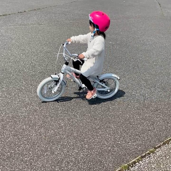 秋本真吾のインスタグラム：「3歳になった途端に補助輪外して歌うたって自転車に乗り出す娘...もう少しストライダーで股関節から動かす意識もってからでもよくないかー... ﻿ ﻿ #娘﻿ #3歳0ヶ月」