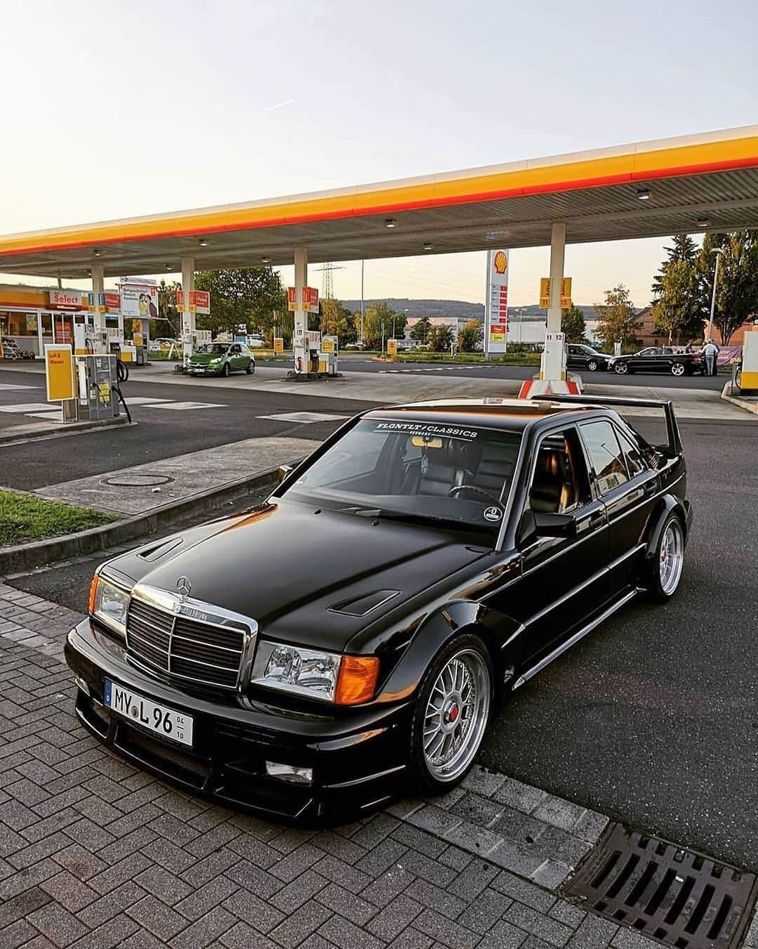 CarsWithoutLimitsさんのインスタグラム写真 - (CarsWithoutLimitsInstagram)「Any love for this Mercedes-Benz #190E  Photo @leon_kw05  #carswithoutlimits」4月17日 21時05分 - carswithoutlimits