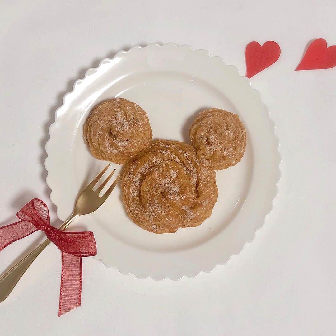 伊藤小春のインスタグラム：「・﻿ 話題になっているのを見て「うぉ！こりゃ食べたい！」となったので弟と作りました🥨←これはプレッツェル﻿ ﻿ ﻿ ディズニーの音楽をかけて雰囲気を感じながら色んな形を作りました、ハートとか星とかアルファベットとか♡﻿ ﻿ ﻿ #チュロス　#手作りチュロス　#ディズニーチュロス﻿ #おうち時間﻿ ﻿ ﻿ 味はディズニーのチュロスそのものだったけど、食感はシュー皮に近かったです。それはそれで軽くて美味しかったから成功❗️﻿ ﻿ ﻿ ………そうか？」