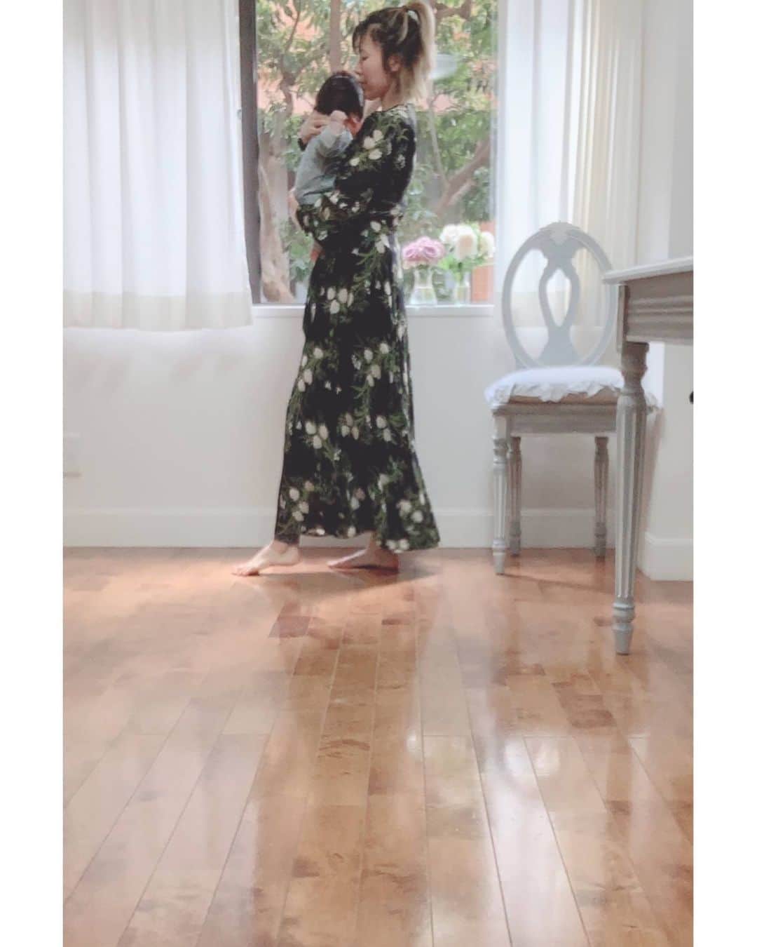 SHOCOさんのインスタグラム写真 - (SHOCOInstagram)「はりきって買った春服を着る機会が全くないので家でドレスアップはじめました👗自宅待機できるありがたさ。#supportboutiques #おうち時間　#stayhome #reformation」4月17日 21時09分 - kozasho