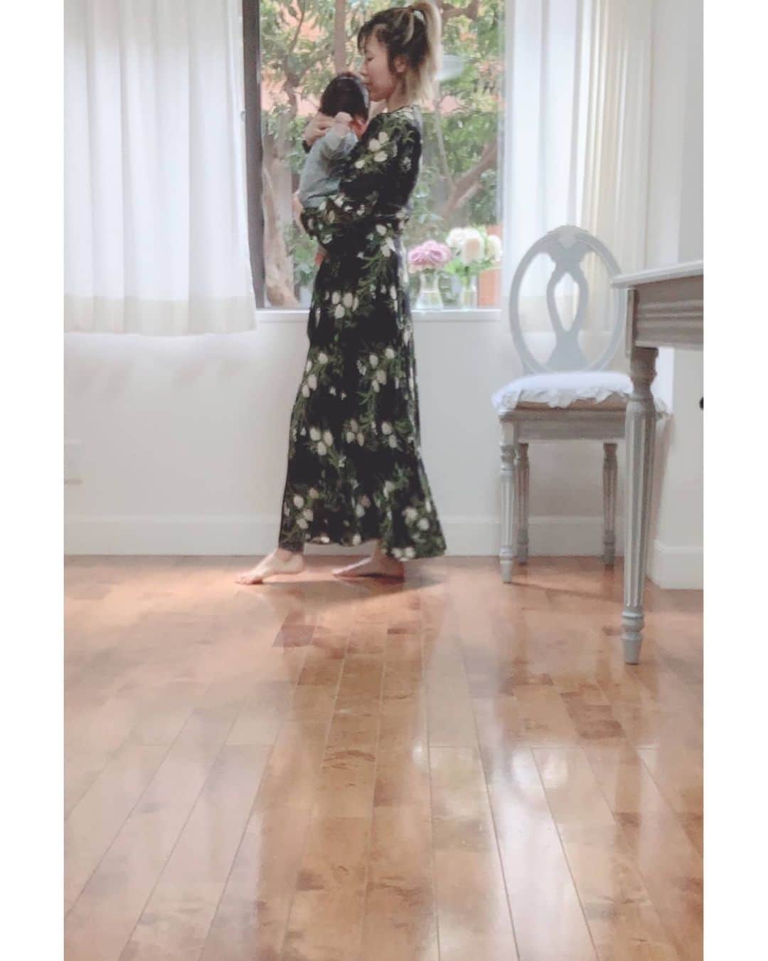 SHOCOのインスタグラム：「はりきって買った春服を着る機会が全くないので家でドレスアップはじめました👗自宅待機できるありがたさ。#supportboutiques #おうち時間　#stayhome #reformation」
