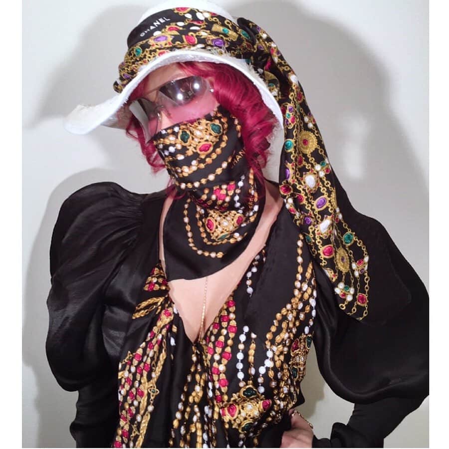 叶姉妹のインスタグラム：「⚜️もしも…。「⚜️リスクの存在⚜️」 私達の愛する大切な皆さん、 ごきげんいかがでしょうか🥰💖 さて、 たくさんの皆さんから ファビュラスな姉のマスク姿を見てみたいです！、とのリクエストがありましたので。😋💖 「⚜️リスクの存在⚜️」 人は誰しも、 リスクと隣り合わせに生きています。 そのことを知っているか、 知らないでいるか。 そのさはわずかのようでは ありますが、 リスクの存在に気づくことが できさえすれば、 自分自身の人生を、 悔いのないものへと 導くことも可能です。💋✨ 「⚜️もしも…✨⚜️」 夢、記憶、混沌と未来 運命の迷路に迷い込んで 自分の心を失いかけた時 いくつもの"もしも"が 交差するいくつもの瞬間 わたくしの 「もしも…」は、 先に準備しておく人生の選択の 手札であることが理想的です。 後からなげく もしも、あの時に…、 ではないように。💋✨ これは、 ファビュラスな姉の 人生の心の格言シリーズですが、 いつも姉の愛あふれる アメージングな言葉に ときにはくじけそうな私にも、 そして、 日々の何気ない時の流れの中にも、 私の人生の視野が広がって 自分自身が進化する 大きなパワーとなって おりますよ😘💖 「世の中が見えない危険にさらされて 急速に変化する不安定な今、 わたくし達の愛する大切な皆さんが どうか 心身ともに健やかに幸せに 過ごされますように 心より願っておりますよ。🌹✨」 #シャネル #chanel  #ディオール #Borsalino #ボルサリーノ  #ジョジョ  #amazing #heavenly #バラの香り  #precious #叶姉妹 #heaven #happy  #ファビュラス #宇宙  #叶 #叶ポージングエクササイズ  #究極生命体 #peace #peaceful #lgbtq #至福 #幸運  #天使 #女神 #愛するあなたへ」