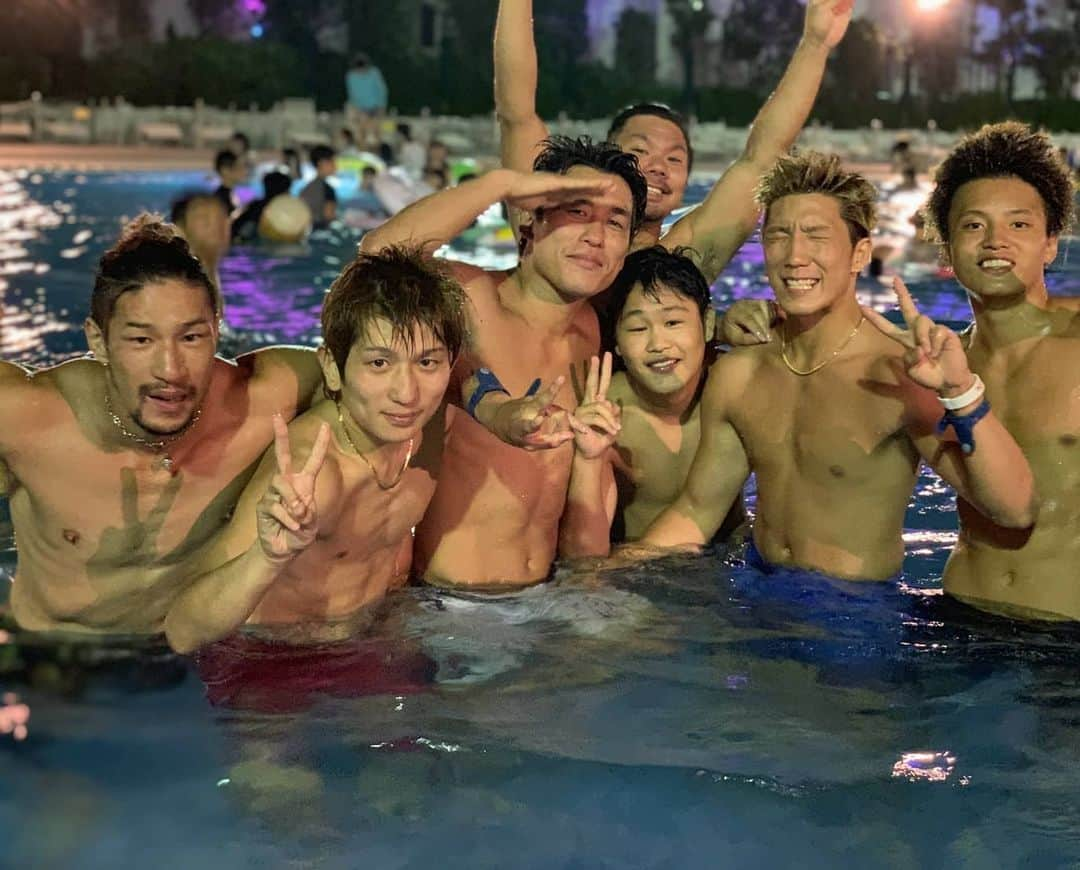 前口太尊さんのインスタグラム写真 - (前口太尊Instagram)「プロになって10年です。  明日から11年生！！ 最初は目標が低くてプロで1試合したら辞める。とか言ってたかな？  そもそもプロになるつもりなんかなかったね！！ ちょっと勝っていったら３年以内にベルト取れなかったら辞める。  とかいって、３年計画制度作ったりして、クリアできたけど、そこから目標は日本一になるってことでした！！ そこはKNOCKOUTでなれなかったけど、まだ色んな意味で諦めてない！！ その後、勝ったり、負けたりしてるうちに本当にキックボクシングが楽しくなってて、大嫌いになった時期もあったけど、今はまた大好きになりました😎  今は世間は暗いニュースばっかだけど、またみんなとなにも気にせず楽しく練習したいね😍  今年で34歳になるけとれど、年齢関係なしにイケイケな試合まだまだしていきます❗  宜しくお願いします。  #グッバイ #コロナ　#消えてくれ　　#teamteppen  #前口太尊　#おめでとう俺　#個人的少し明るいニュース　#僕の背中には羽根がある　#コロナ終息後あつまれパーティーピーポー」4月17日 21時09分 - tyson0925