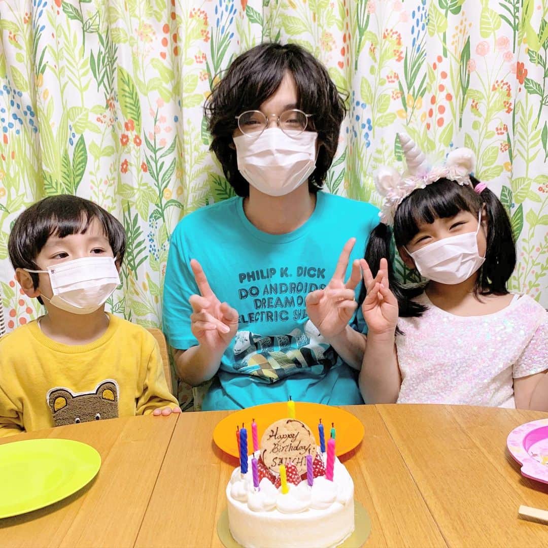 山口尚美のインスタグラム：「🎂Happy Birthday🎉聖一パパ🎸🎂 コロナなのでマスクでお祝い😷笑 何があったのかはパパのを覗いてみてください… @seiichinagai」
