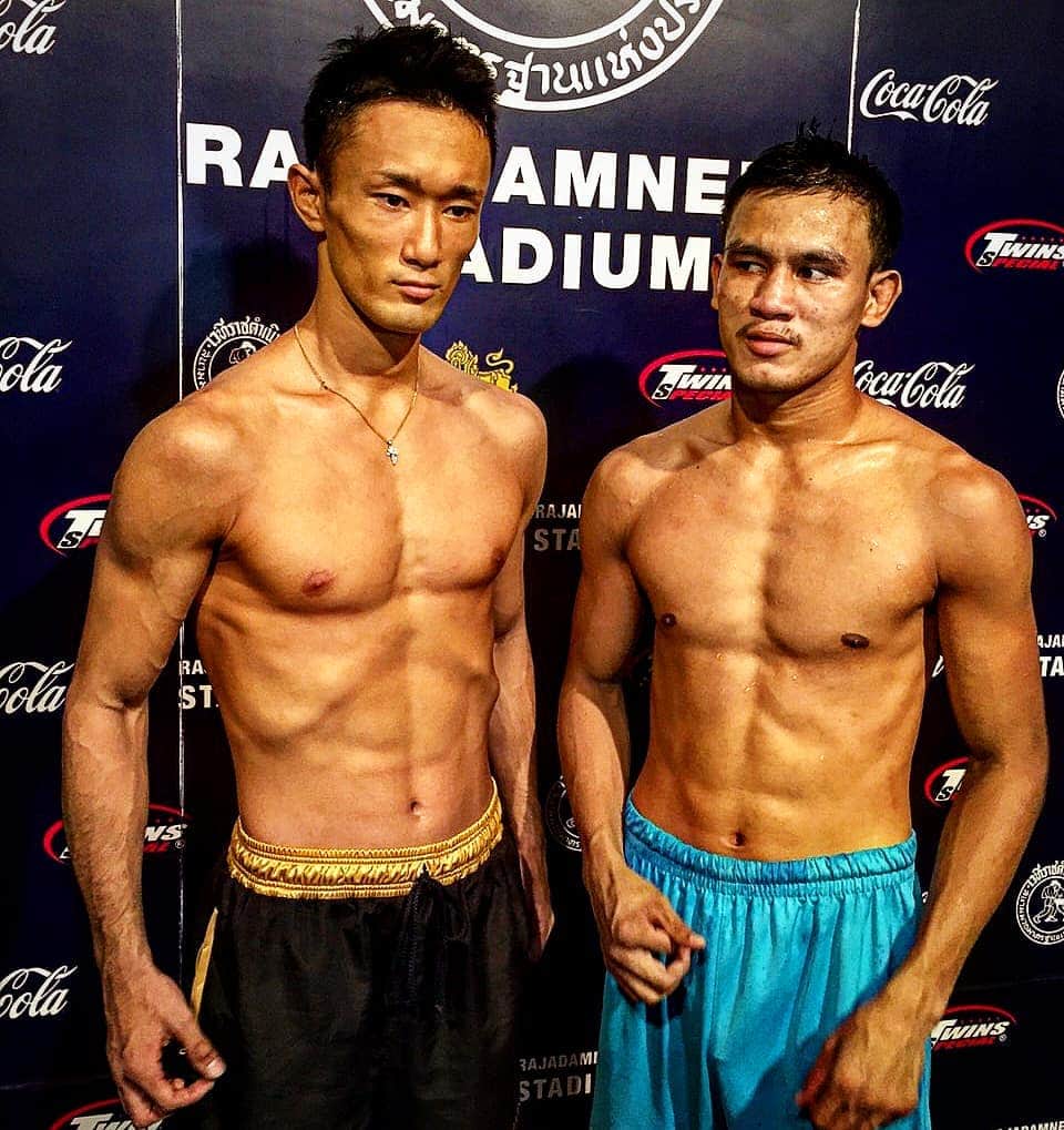 梅野源治のインスタグラム：「コロナが落ちつて、早くまた試合がしたいな👊  @seksan_or_kwanmuang999  2015.9.10  #rajadamnernstadium #thailand #muaythai」
