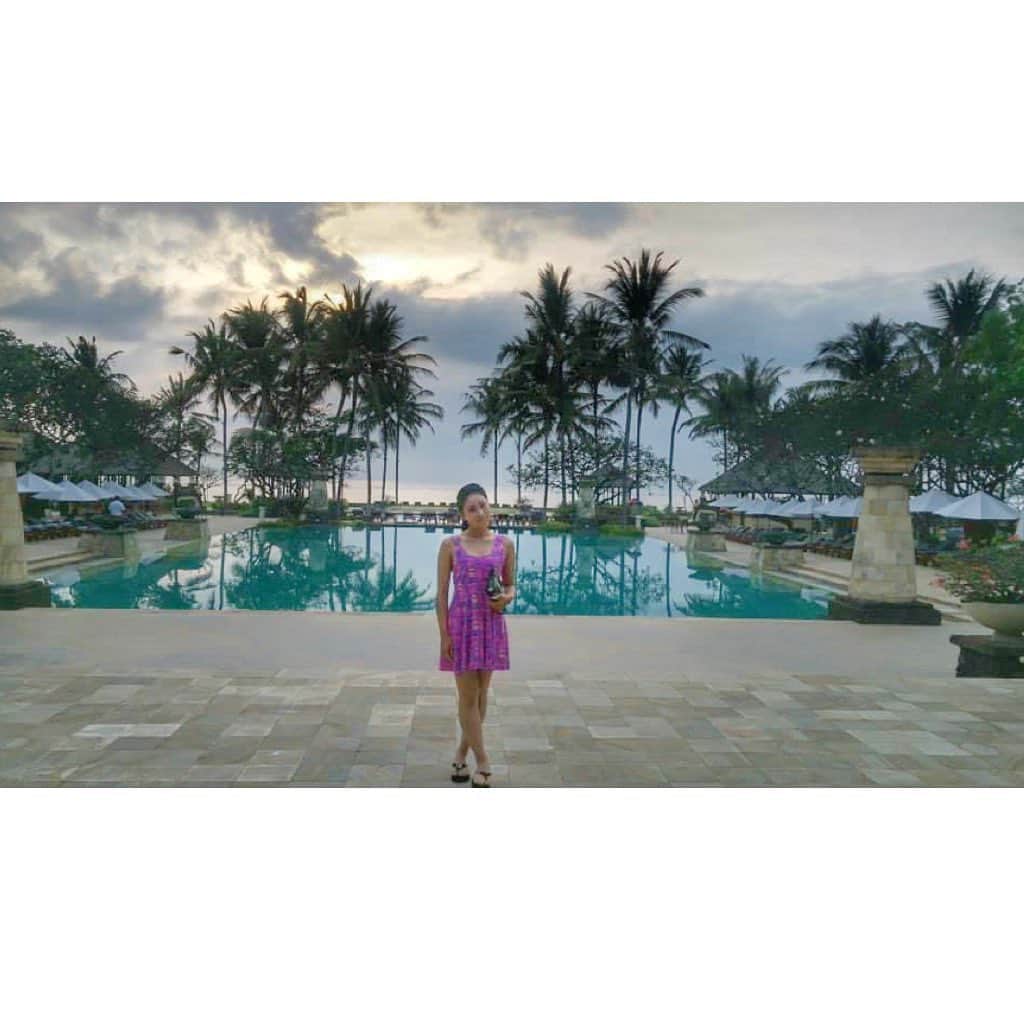 宇田恵菜さんのインスタグラム写真 - (宇田恵菜Instagram)「Back to me memories 2. Indonesia Bali 🇮🇩 please check #Ena_trip ☀️☀️ このコロナ、お出掛け出来ないので、今まで行った国の街で素敵だった所を紹介します✈️ 第二回は、インドネシアバリ島✨✨✨ 実は所縁があるバリ島。これまでに数回行っていますが、両親がすごく好きな場所で、それで家族で行きます❣️ そして私はバリ島にて作られた。と両親に聞きました笑、なので所縁が笑🌟  バリ島の好きなところは、なんといっても安い！そして人がめーちゃ優しくてのんびり！！リゾートもあるけど、遺跡や、マリンアクティビティ、船で釣りに、ゴルフ、エステにと楽しめちゃう💓 都会都会が苦手な父にはちょうどいーようです😌 落ち着いたら久々に家族旅行行きたいなー✈️ #actesslife #familypics #バリ島　#インドネシア旅行　#バリ島旅行 #女優　#恵菜旅　#愛媛出身　#ケチャ　#民族衣装」4月17日 21時22分 - ena2727