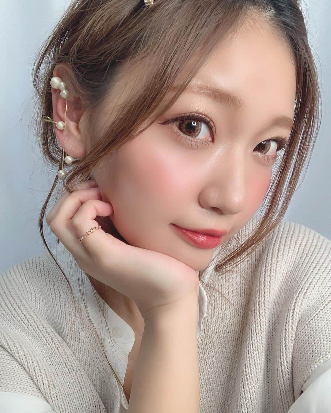いっちゃん/嶋津 いつみのインスタグラム：「. . 今日はお気に入りのイヤリングの写真😙✨ . . . @aokiyuri  さんって作家さんの 作品なんやけど… インスタで見つけて一目惚れしたん😭💓💓💓 . . . . 一目惚れしたタイミングで ちょうど関西でPOP UPしてて 見に行ったらやっぱり可愛くて 大量買い←🤪💨💨💨ww . . . 付ける場所や 向きによって違った感じで楽しめるねん☝🏻 . 私は上の方にイヤカフ風に付けるのが好き☺️💓 . . . . . . 翌日にお仕事で一緒だった @rabichepow.chihiro  ちぃさんにお伝えしたら 好みがドンピシャで そのまま一緒に買いに行きました😂💕 . . . . つけてみたいなぁ…❤️って 思ってたヘッドアクセを 撮影用にお買い上げしてはったので 絶対撮影でつけてもらおうと企んでる😎✨ww . . . . . 他にも今月はネットで イヤリングやらお洋服やら お買い上げしたからまた紹介するね🧚🏻‍♀️⭐️ . . . . . . #関西  #関西サロモ  #サロンモデル #サロモ #いっちゃん  #フリーモデル #関西モデル  #あざといっちゃん #かわいっちゃん #いっちゃんコーデ #ブライダルモデル #アレンジモデル #ヘアカラー  #ヘアアレンジ  #ロングヘア #スーパーロング  #イヤリング  #アクセサリー  #パール」