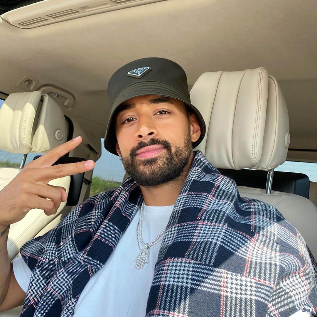 カリム・ベララビのインスタグラム：「Wish u all a nice weekend 🙌🏾 Peace and Love for all ✌🏾❤️」