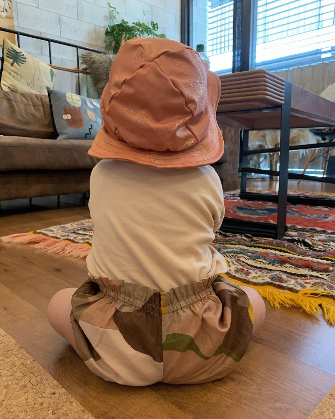 nanako itoのインスタグラム：「帽子とかぼちゃパンツ👒🩳 . お出かけできないからお家で☺️ サイズアウトする前にいろいろ着なくちゃ👶🏻 . これも@babyshop で🌼新作も日本未入荷もあるからうれしい☺️ . #babyshop #ベイビーショップ #MarMarCopenhagen #PR」