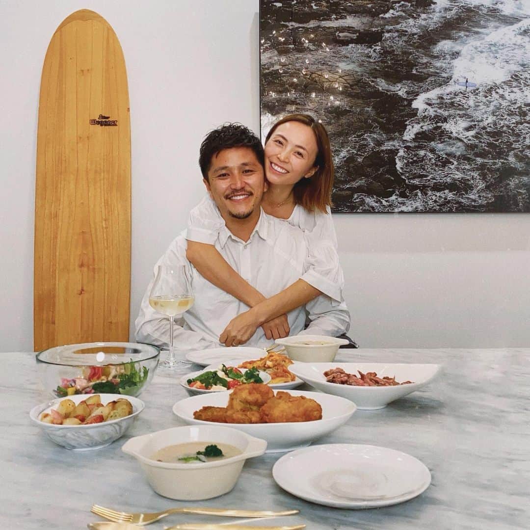 のインスタグラム：「出会って8年、結婚して2年💒 今年はお家でお祝いしました☺︎ 記念日をお互い忘れがちな時はあるけど😹 年に一度しかない大切な日、歳をとっても大事にしていけたらいいね♡ 50.60歳になってもどっちかが思い出せばそれでOKだ🙆‍♀️笑  この先もずっと一緒にいる相手だからこそ お互い助けあっていきながら 夫婦であり、家族であり、娘にとっても 笑顔が絶えないパパとママでいようね。  っていつも言ってるけど 現実はそう簡単ではないんだけどね😹  お互いを尊重する気持ちを忘れずに、そんな親の背中を見て娘には大人になって行って欲しいな。 本当にいつも感謝してます🌿  結婚2周年、おめでとう🐻🧡 * #happy#2ndanniversary #結婚記念日#415 #これからもよろしくね」