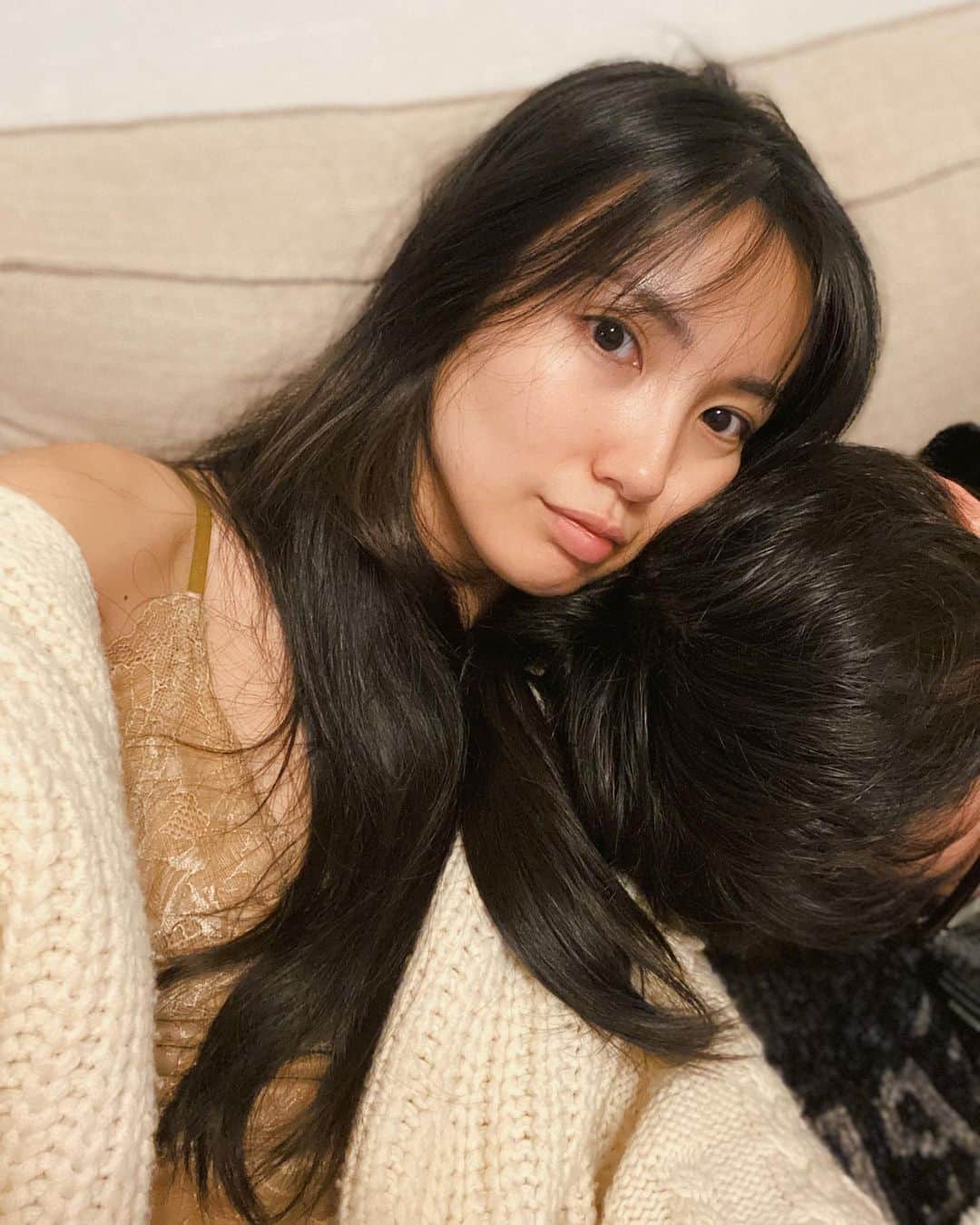 吉田愛璃のインスタグラム：「. . 自粛生活20日目𓀤 主人は日替わり出社にはなったけど、まだ外には出てるので私だけは徹底的に出禁🏠 買い物も何もかも全部主人にしてもらうとゆー徹底ぶりw  なので20日間外に1歩も出てない𓀤 ベランダに出て洗濯干す時が最高のリフレッシュw  そろそろ頭がおかしくなりそう😂😂 ホラーサスペンス映画ばっかみちゃってるw  もう少し！我慢だ！我慢！  今日も @rinotokyo とリモートエクササイズしよ😂  #うちで過ごそう #我が家 #頑張ろう日本 #コロナウイルスが早く終息しますように」