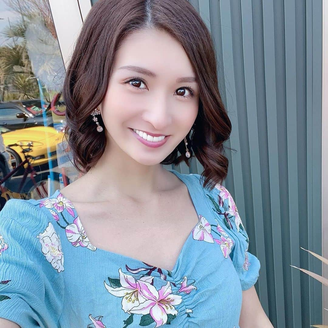 まあみさんのインスタグラム写真 - (まあみInstagram)「最近のお外で撮ってる写真がないので、 前に撮影した時の写真載せる🤗✨ ５／２発売の"輸入車情報誌グーワールド "にカッチョイイアメ車と共に出させていただきます😛また近くなったら報告するね♩❤ #グーワールド #グーネット #ClassicCar #impala59 #chevy #8282style #California . . #コロナに負けるな #20200417#259日#なすび記念日#ハローワークの日#恐竜の日#今日は何の日#毎日投稿#カウントダウン#countdown#嵐#嵐にありがとうを届けていく#感謝カンゲキ雨嵐✏️#🐭🌸🌺🎃⛄️ . . #まるでひとりぼっちだと嘆くそばで」4月17日 21時32分 - maami_1125